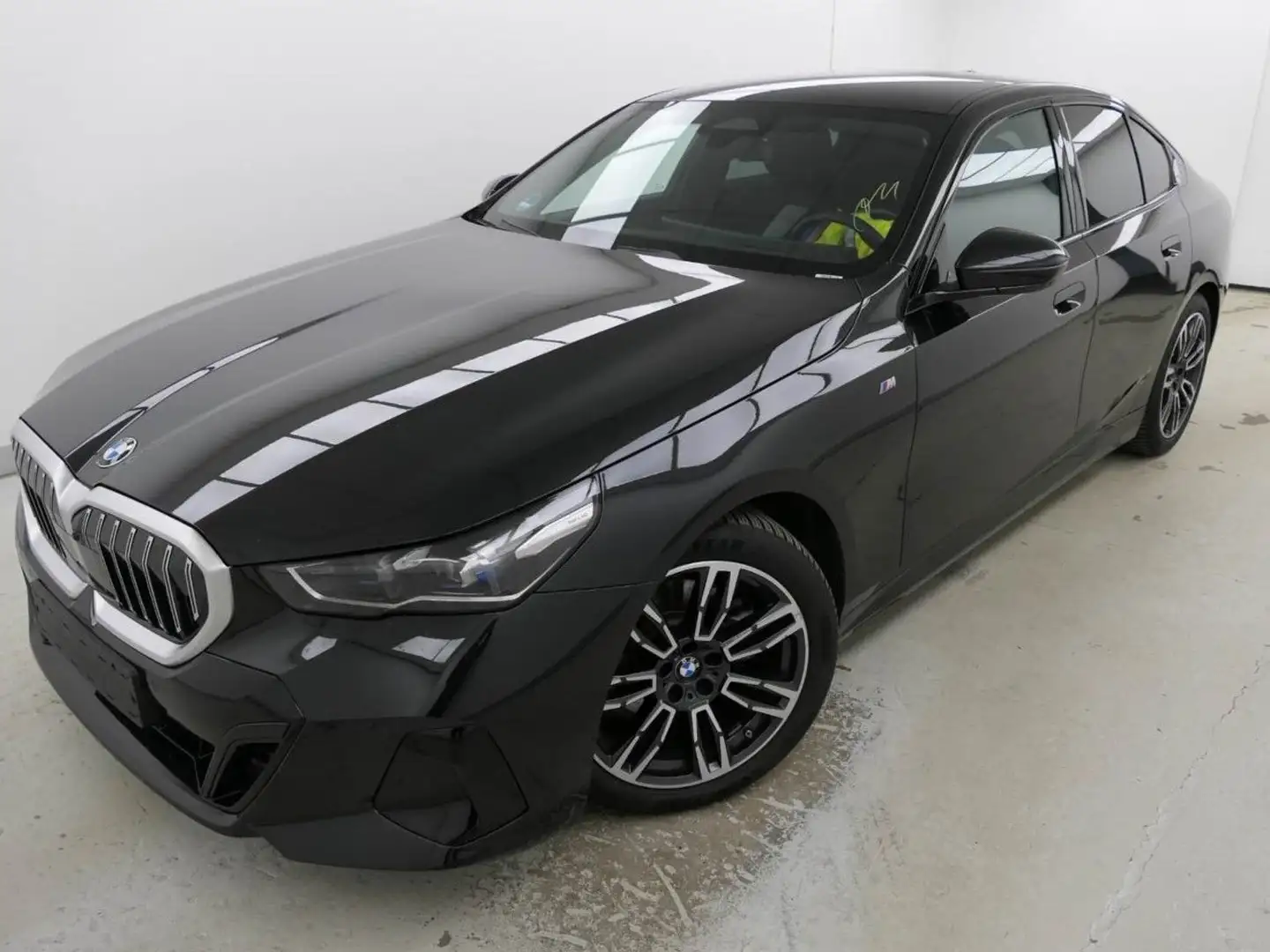 BMW 520 d xDr.M Sport Standh.AHK HUD ACC Sur-View H/K Schwarz - 2