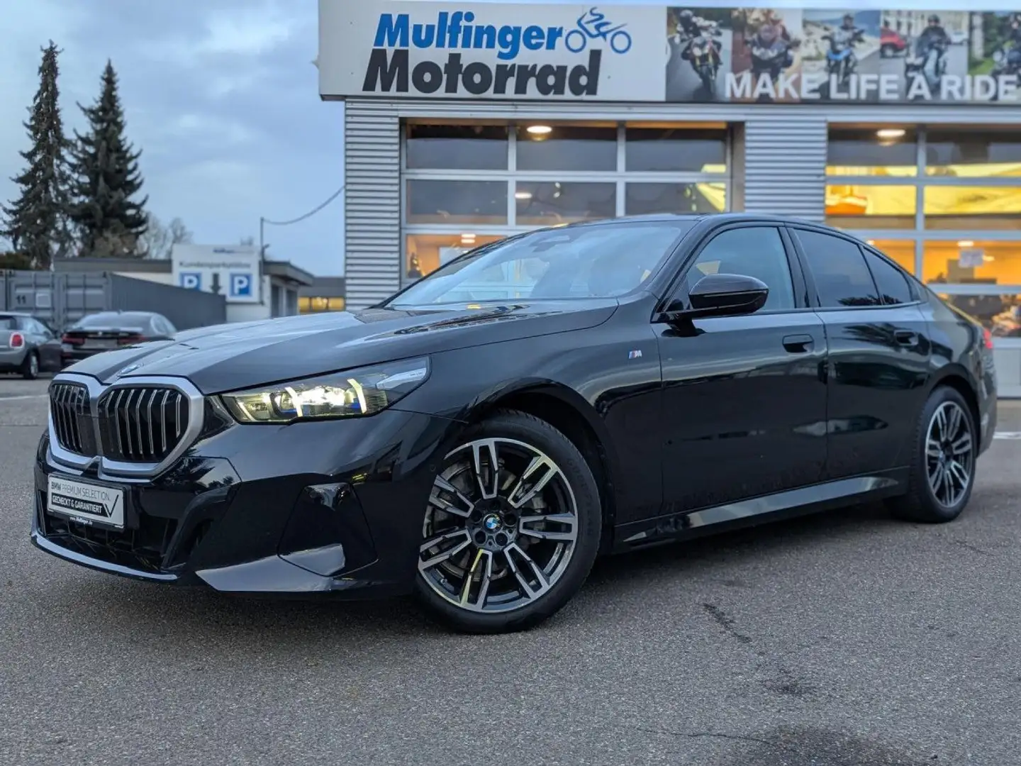 BMW 520 d xDr.M Sport Standh.AHK HUD ACC Sur-View H/K Schwarz - 2