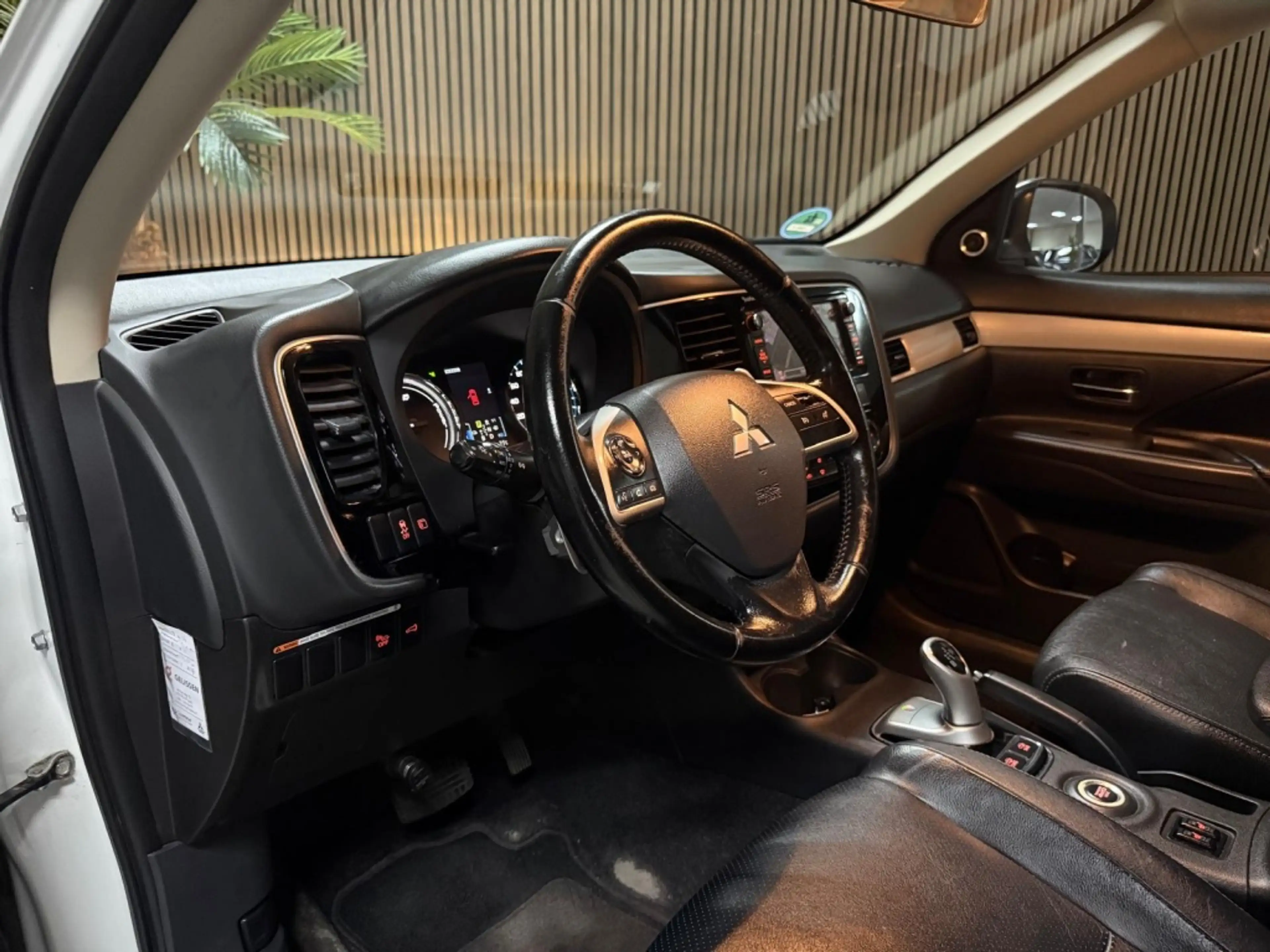 Mitsubishi Outlander 2.0 PHEV Instyle — photo 11