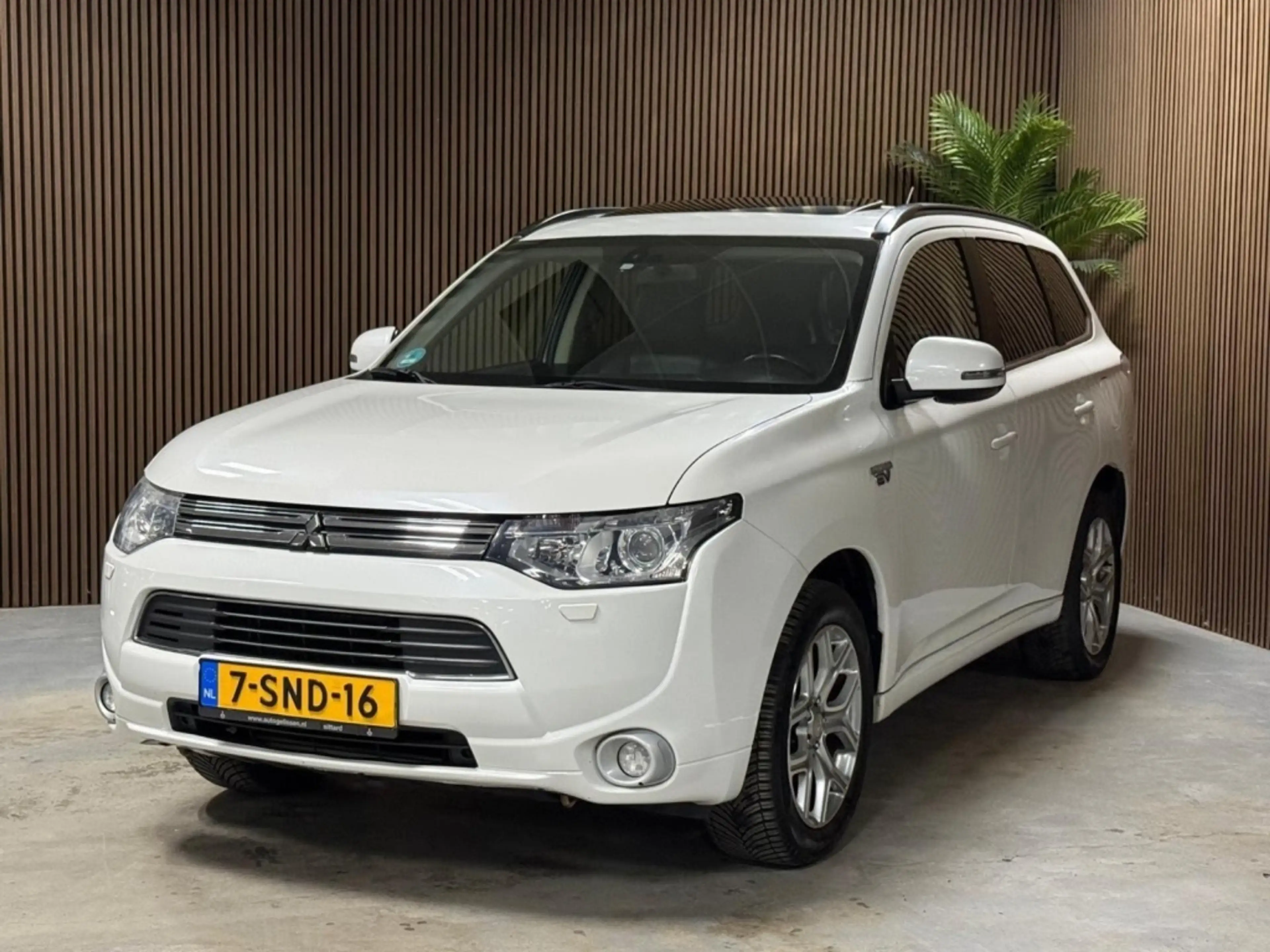 Mitsubishi Outlander 2.0 PHEV Instyle — photo 3