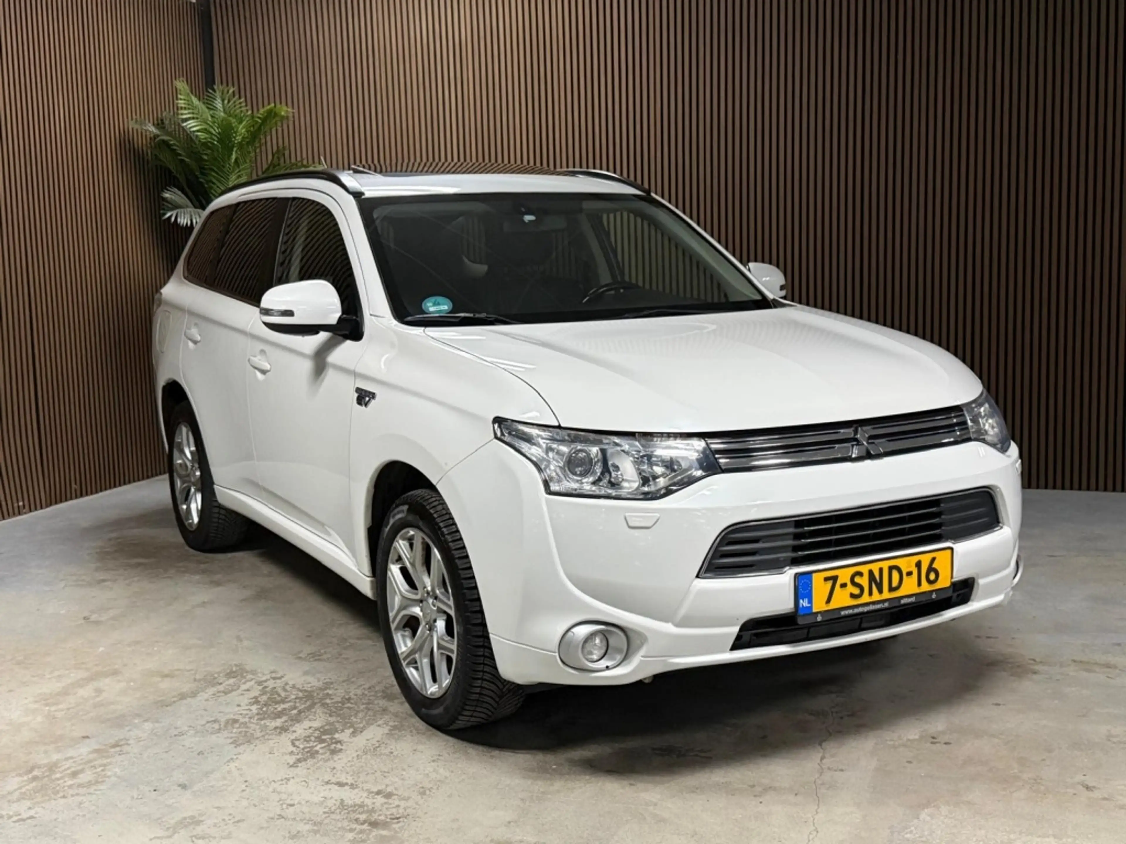 Mitsubishi Outlander 2.0 PHEV Instyle — photo 4