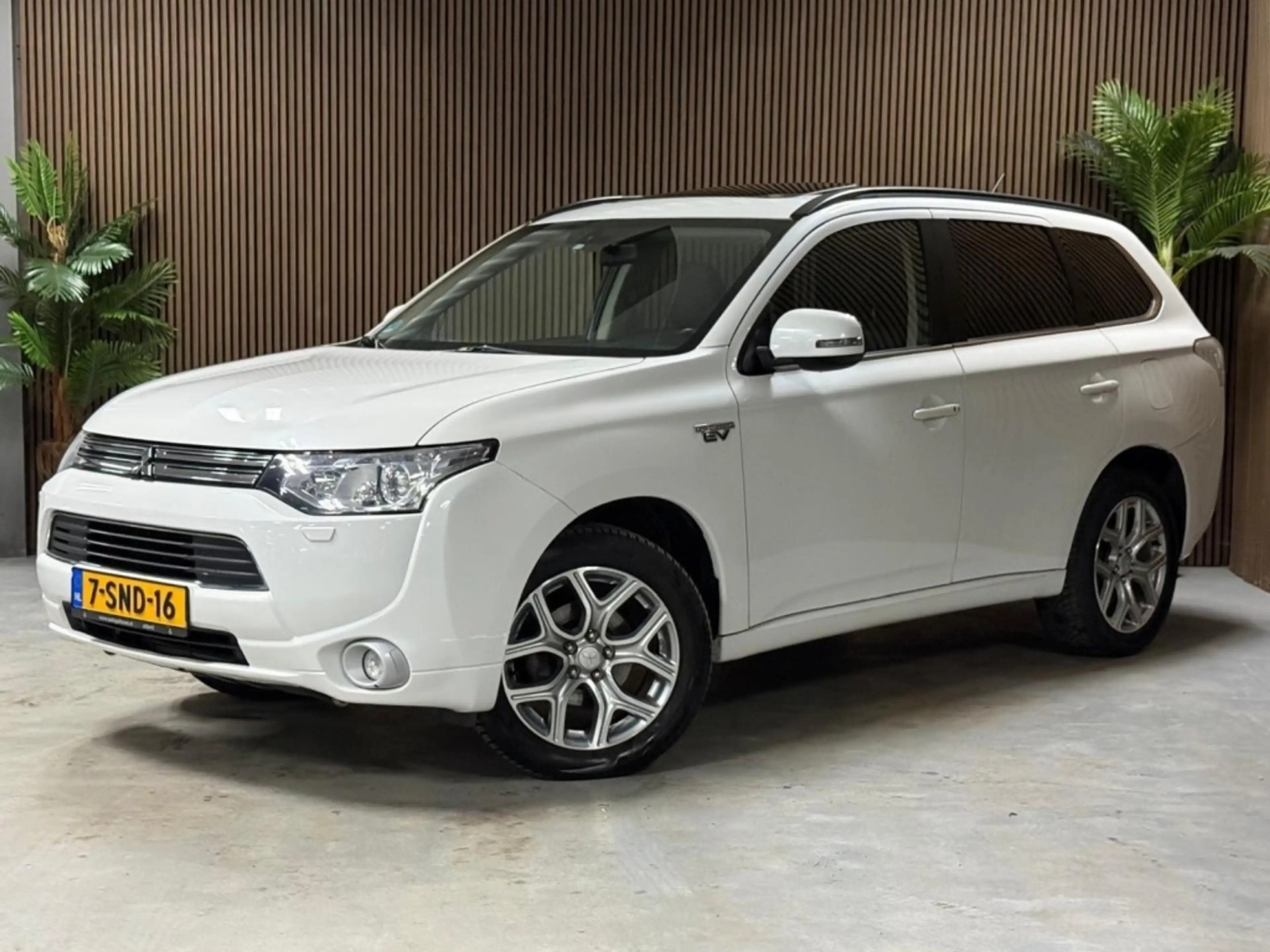 Mitsubishi Outlander 2.0 PHEV Instyle — photo 2