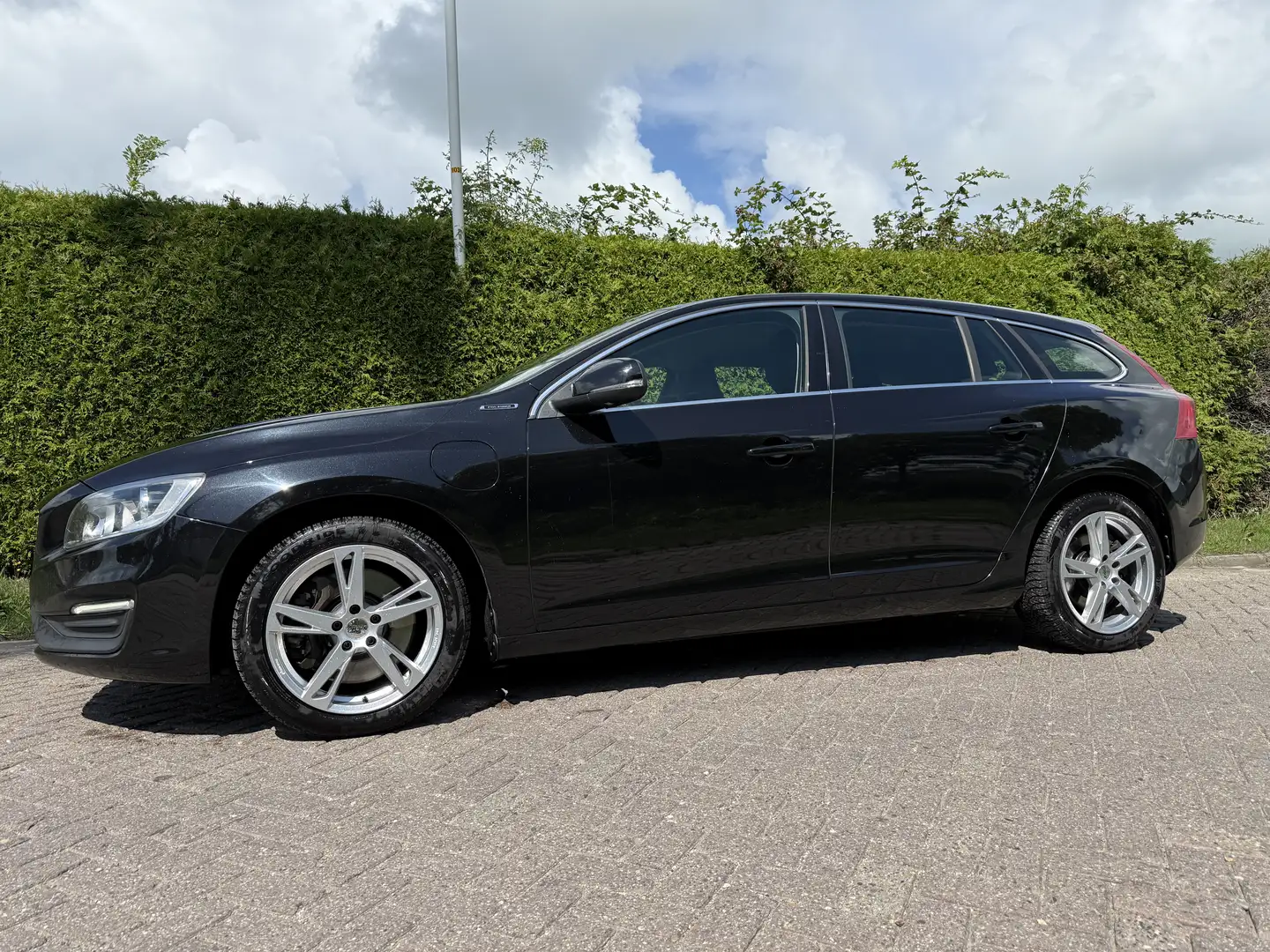 Volvo V60 2.4 D6 Tw.En. Mom. plug in Hybride crna - 1