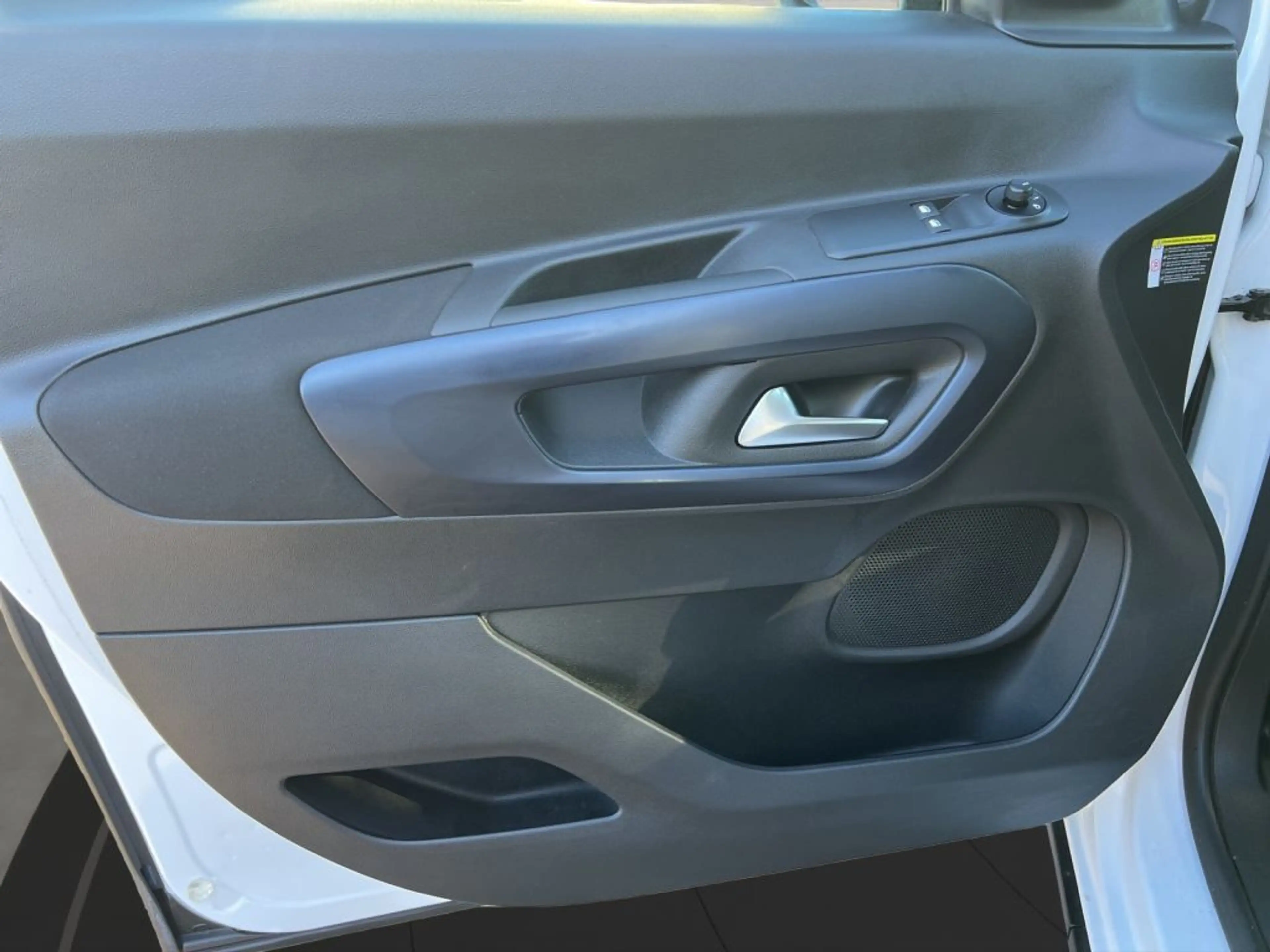 Peugeot Rifter PureTech 130 L1 EAT8 Allure — photo 9