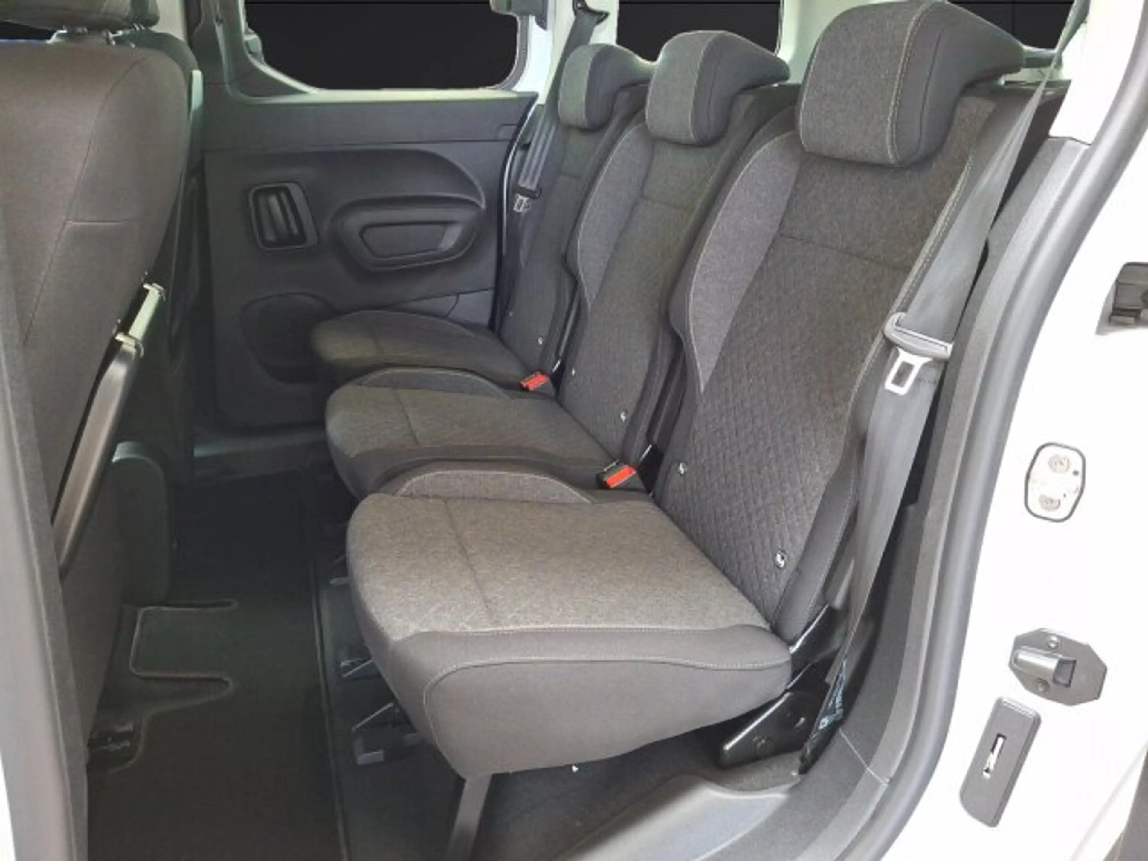 Opel Combo Life Edition 1.5 D 100 BAR-TZ +Matrix-Licht+Keyless+ — photo 15