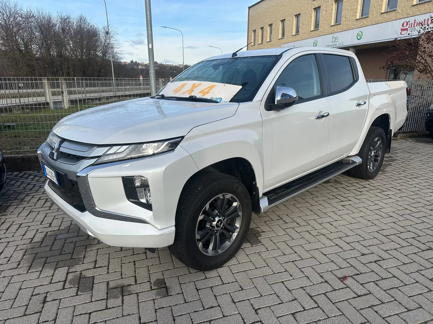 Mitsubishi L200 L200 d.cab 2.3d Intense  4wd 150cv auto Bianco - 1