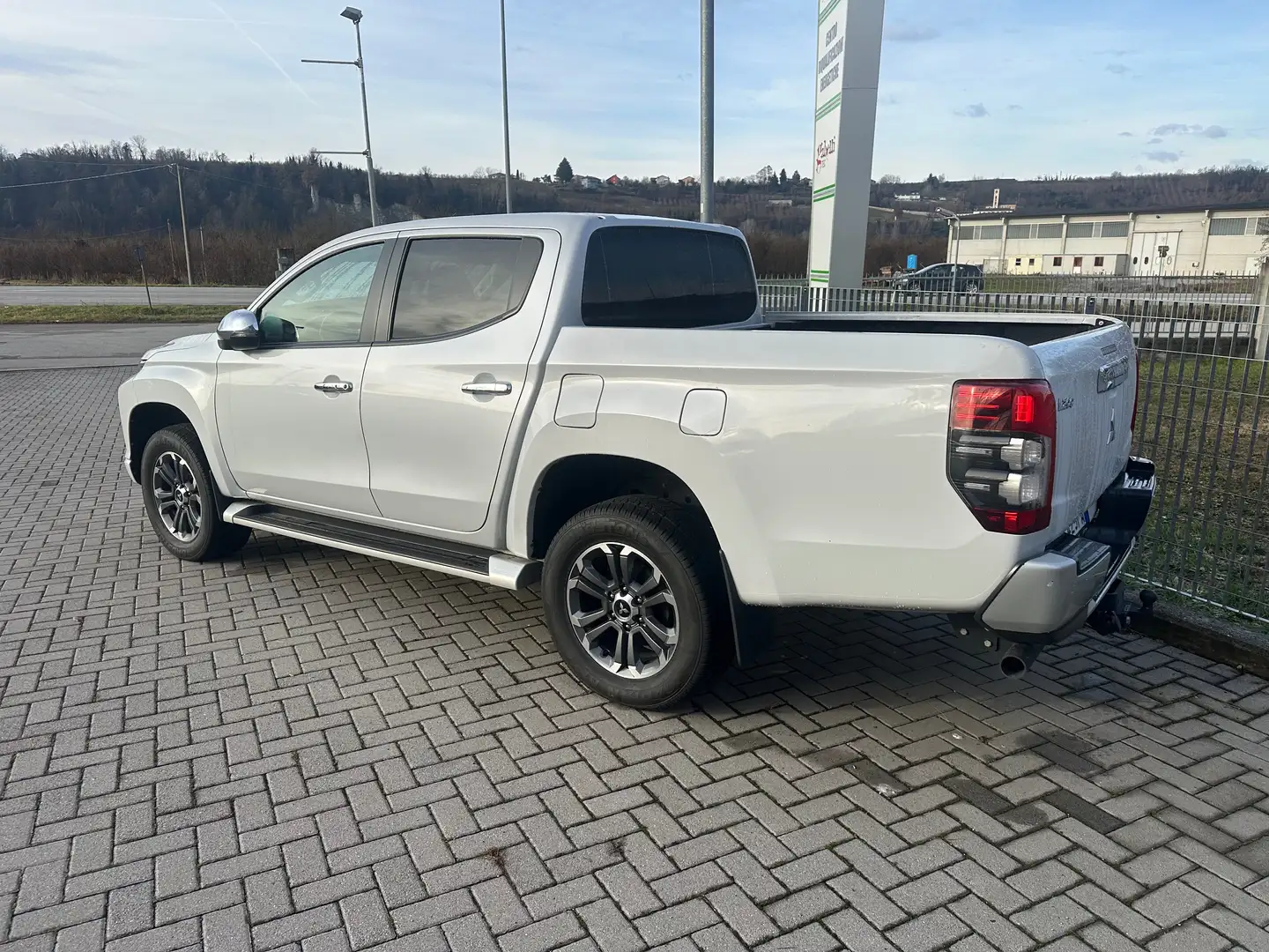 Mitsubishi L200 L200 d.cab 2.3d Intense  4wd 150cv auto Bianco - 2
