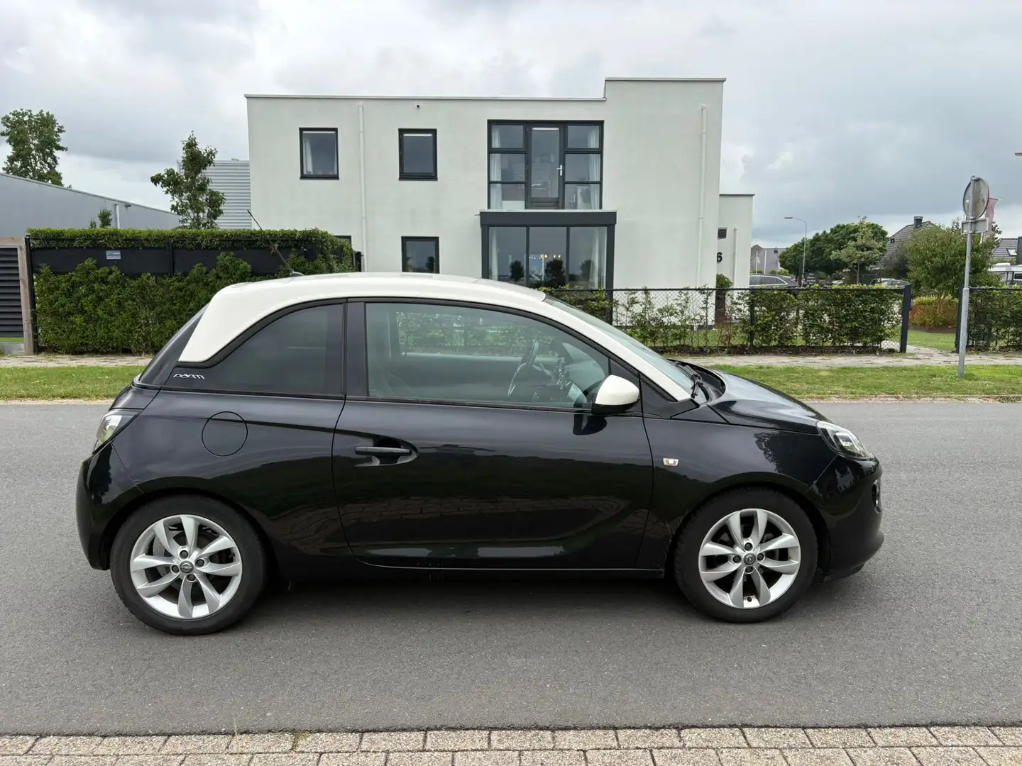 Opel Adam 1.2 Zwart - 1