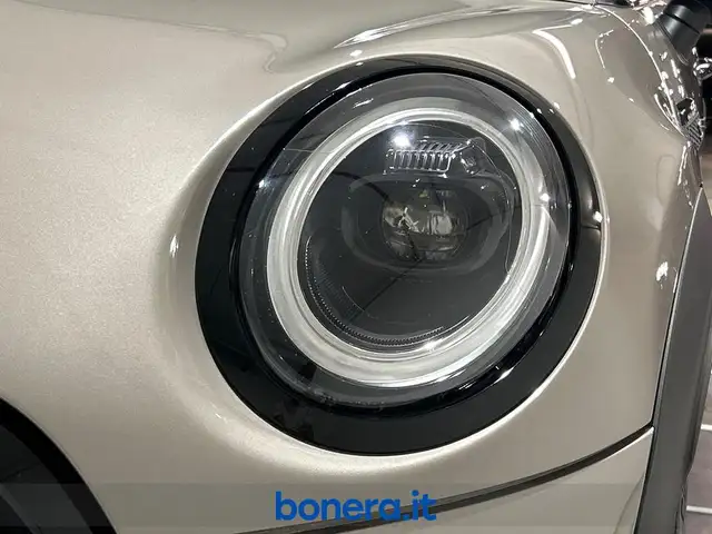 Mini Hatch view 10
