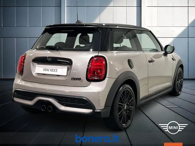 Mini Hatch view 6