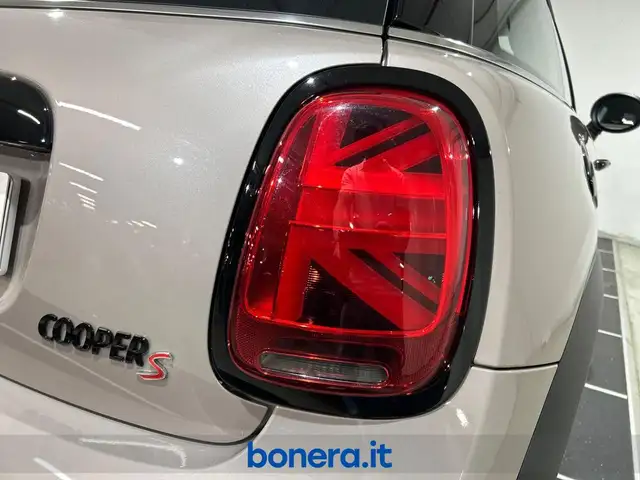 Mini Hatch view 11