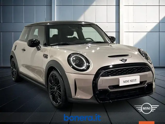 Mini Hatch view 4