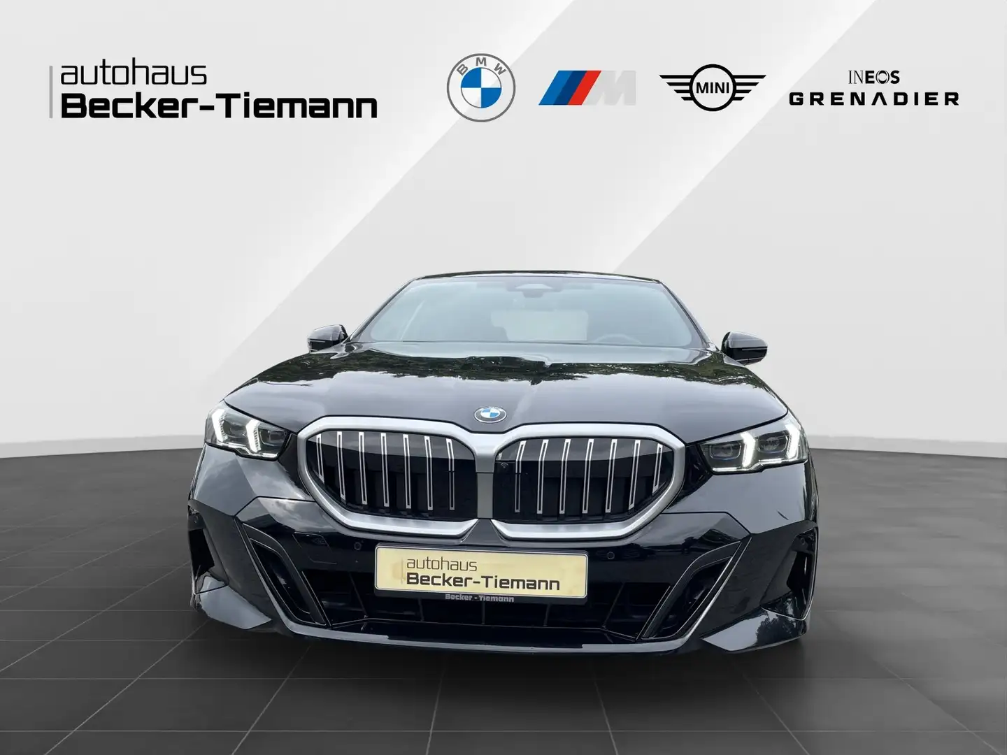 BMW 520 d xDrive Limousine/ M Sport/ DrivAss+/ ParkAss+/ A Zwart - 2