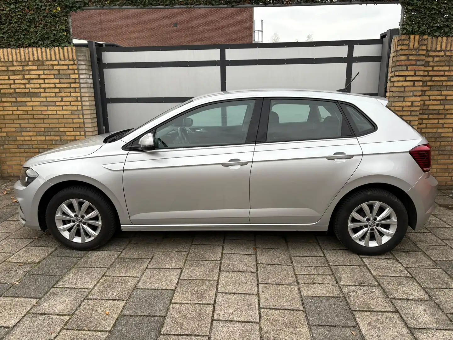 Volkswagen Polo 1.0 TSI Highline Gris - 2