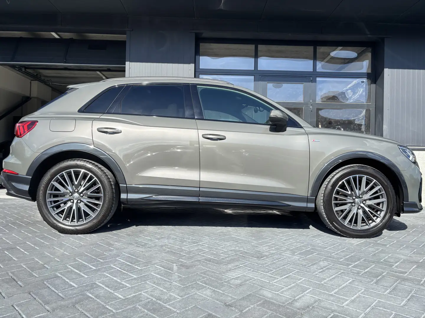 Audi Q3 35 TFSI S-line Black Leder Sfeer CarPlay Grijs - 2