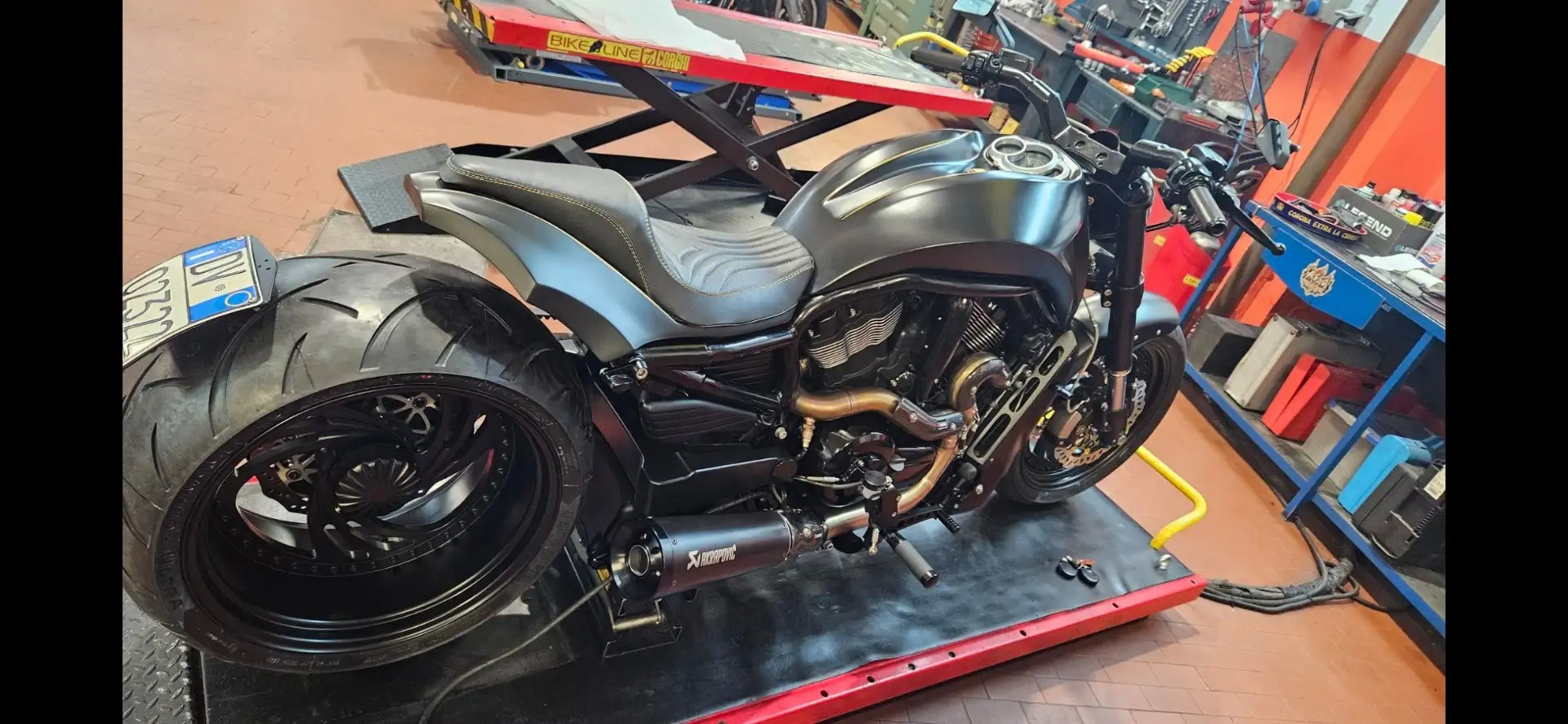 Harley-Davidson Night Rod special castomizzata Zwart - 2