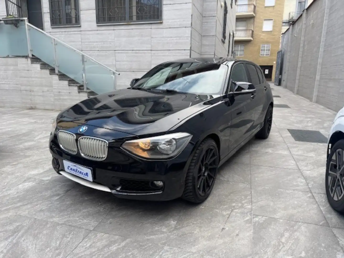 BMW 114 i 5p. Urban Schwarz - 1