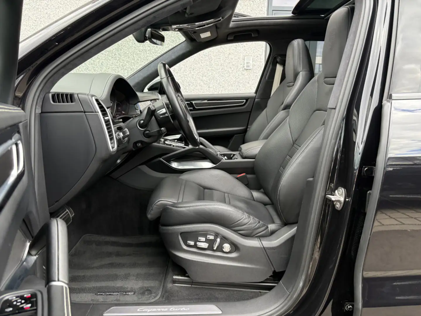 Porsche Cayenne Cayenne Turbo/21/PANO/360°/SPORT CH Noir - 2