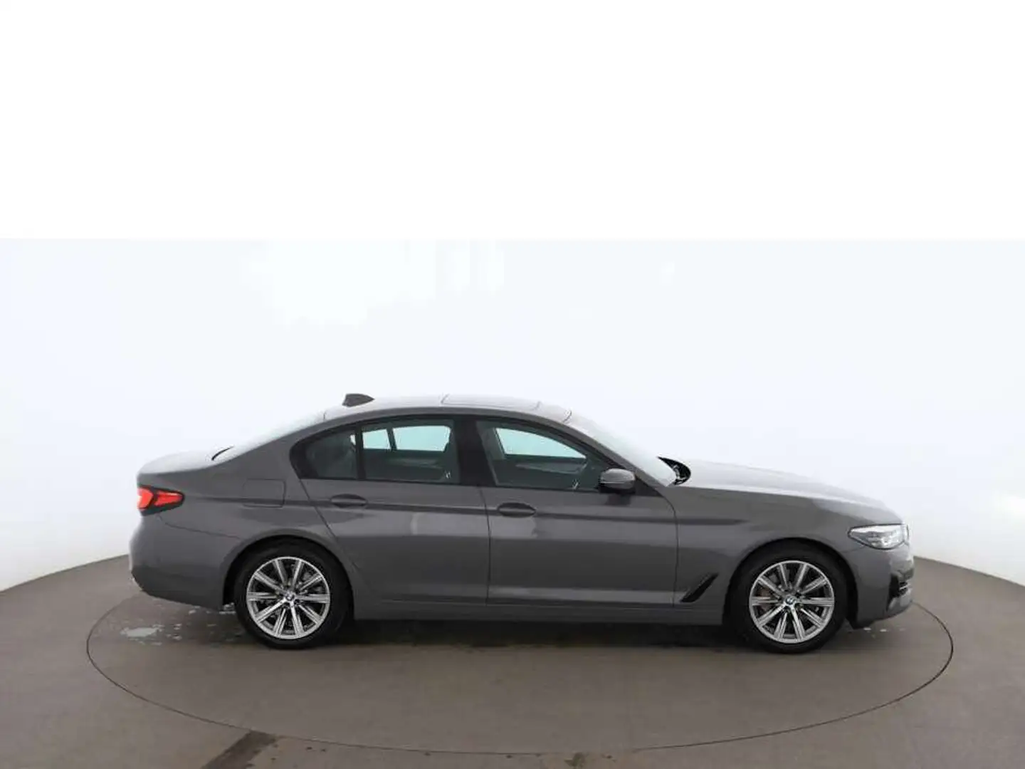 BMW 530 e Aut LED AHK SKY RADAR NAVI LEDER R-KAMERA Grau - 2