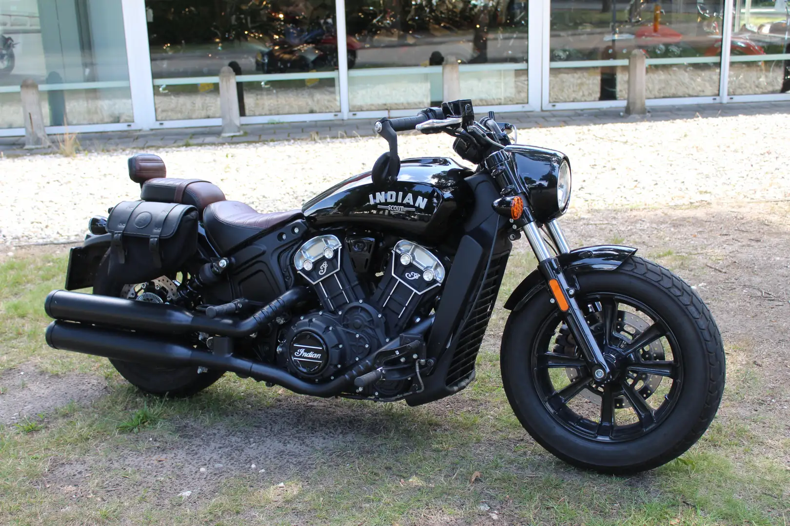 Indian Scout Bobber Zwart - 1