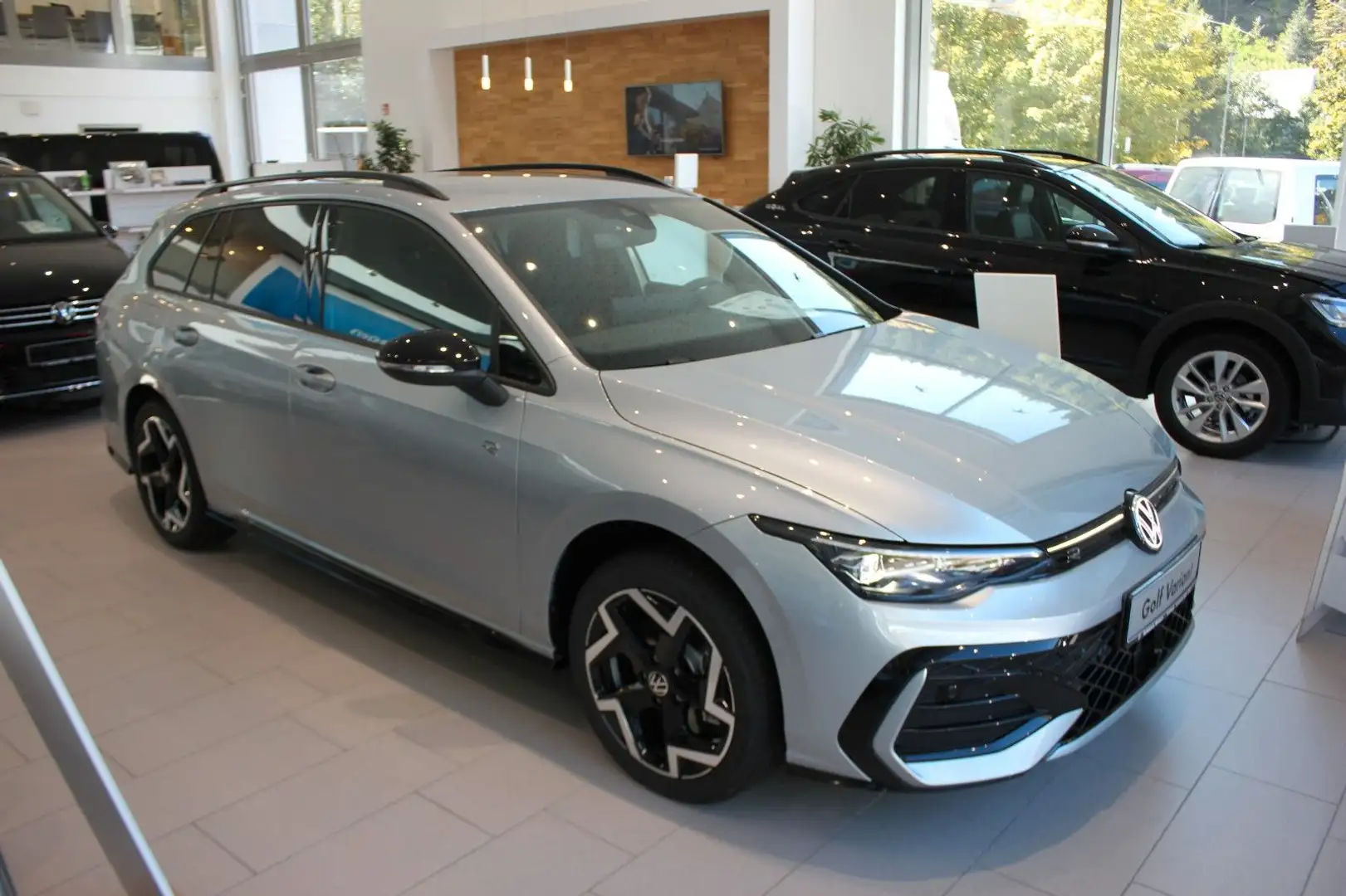 Volkswagen Golf VIII Variant 2.0 TDI R-Line DSG Silber - 1