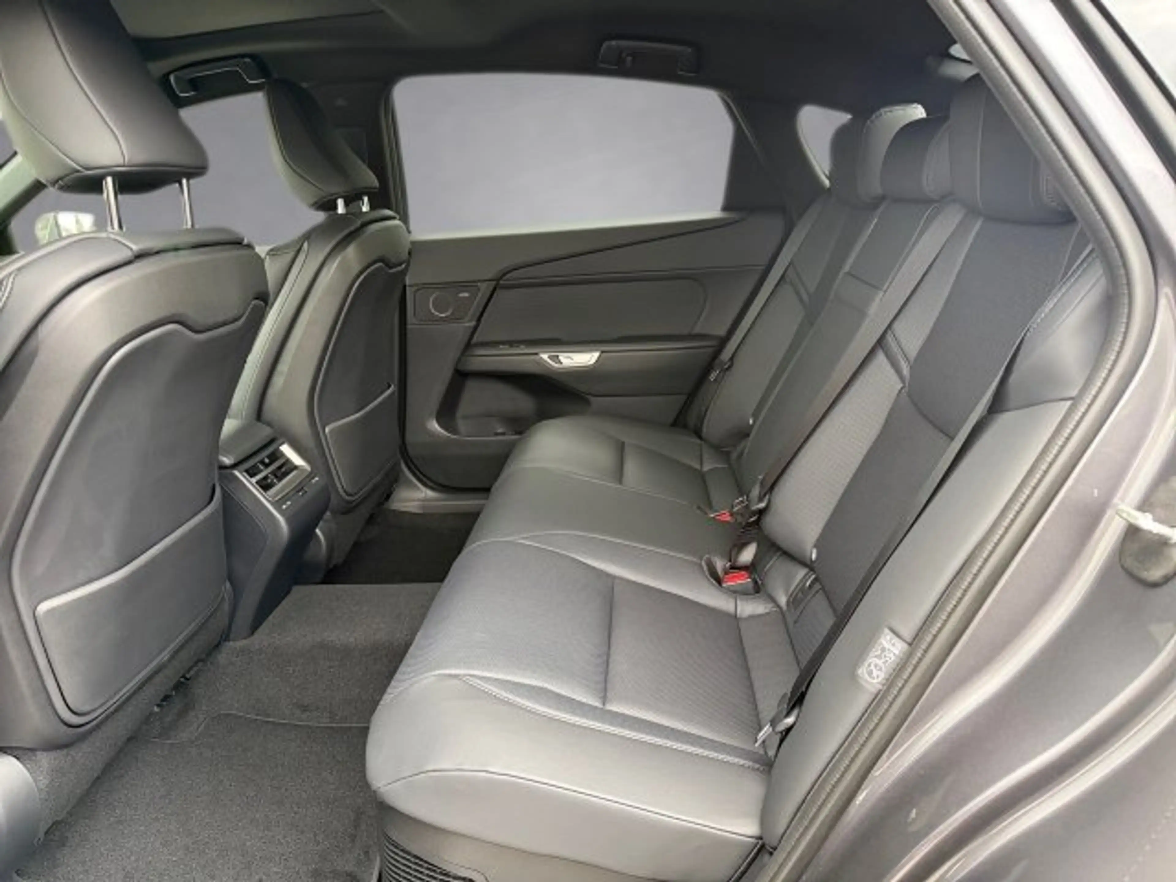Lexus ES 300 h Executive MY26 — photo 9