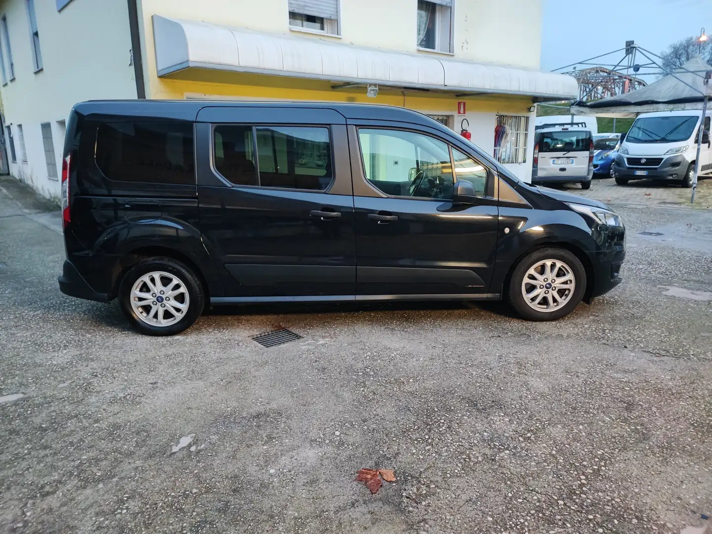 Ford Grand Tourneo 7 Posti Gancio traino Euro 6d Schwarz - 1