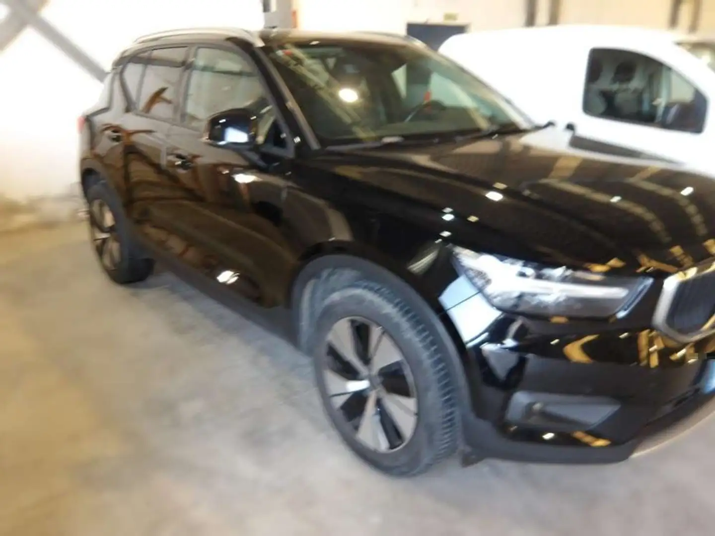 Volvo XC40 T3 Momentum Pro Aut. Negro - 2