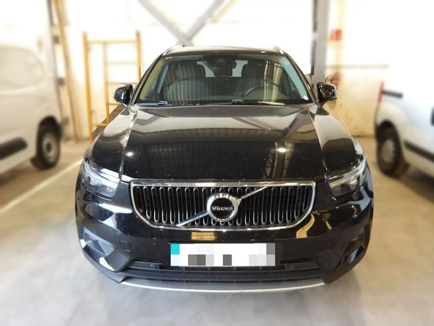 Volvo XC40 T3 Momentum Pro Aut. Negro - 1