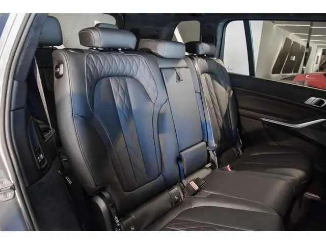 BMW X7 view 12