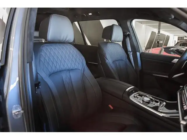BMW X7 view 8