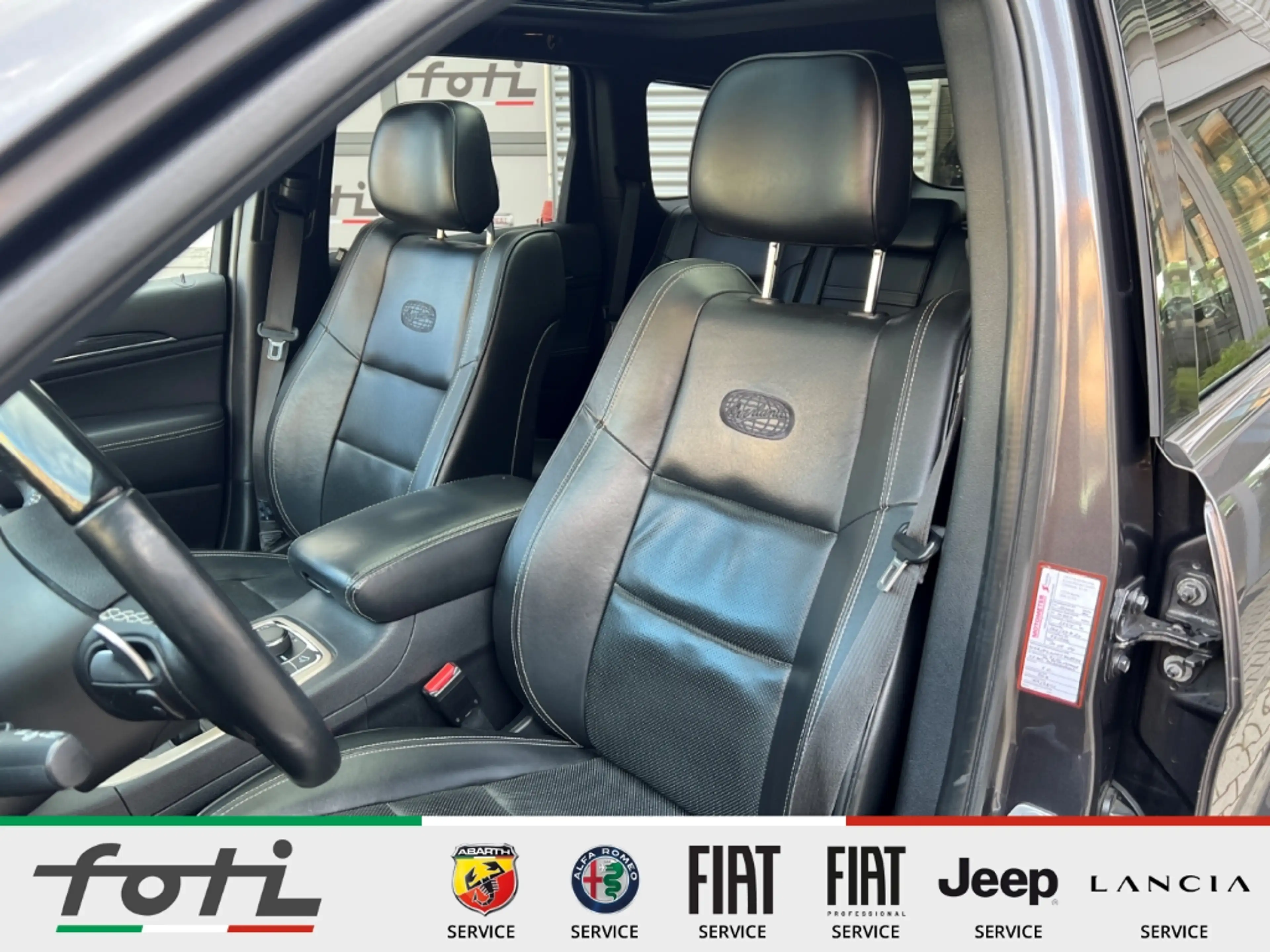 Jeep Grand Cherokee 3.0 CRD Overland Allrad Schiebedach Leder — photo 12