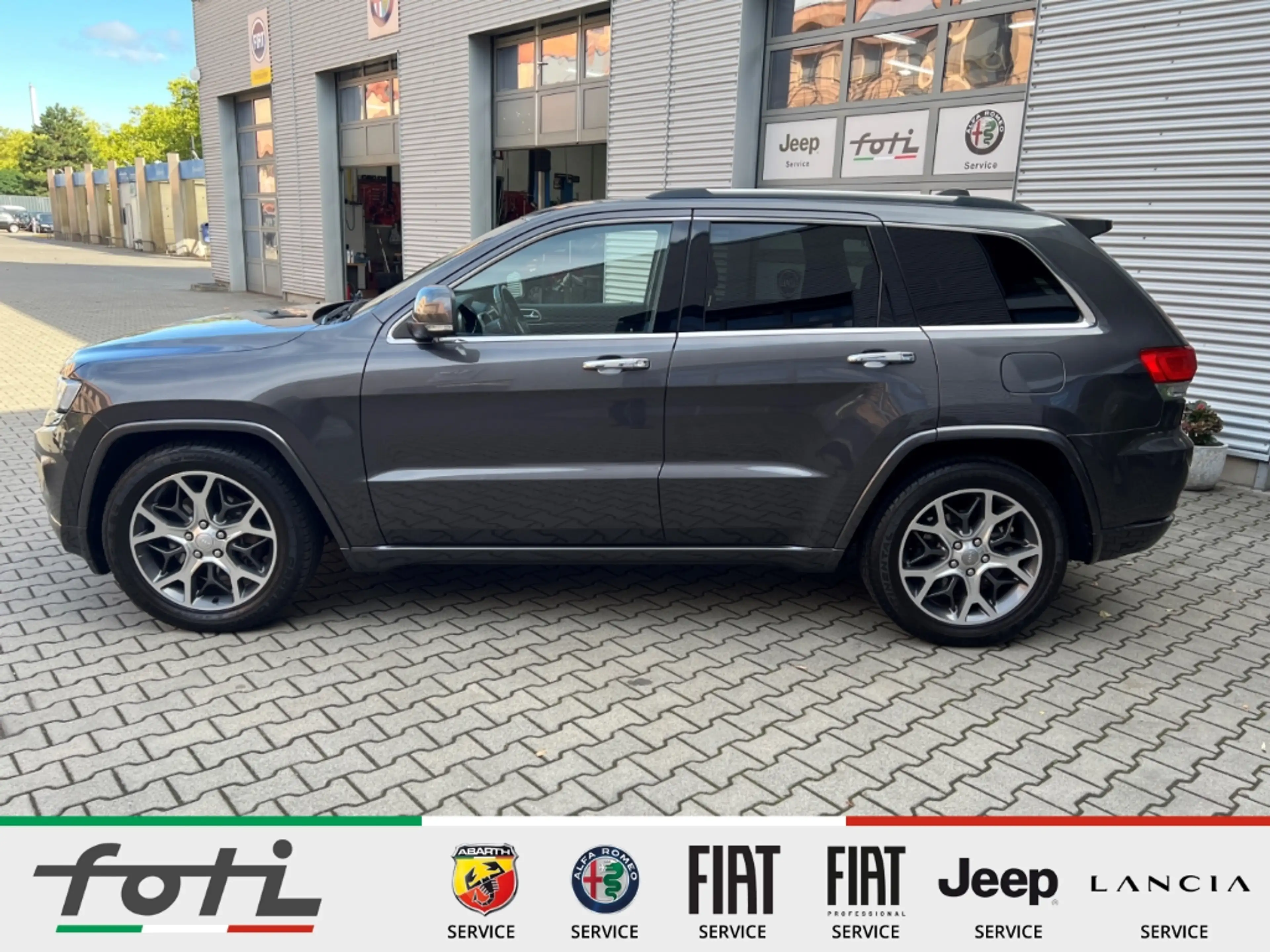 Jeep Grand Cherokee 3.0 CRD Overland Allrad Schiebedach Leder — photo 5