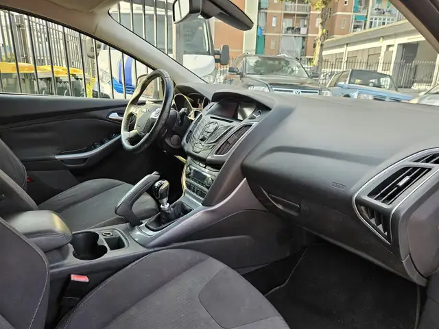 Ford Focus view 9