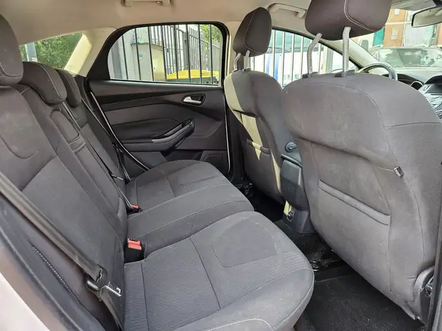 Ford Focus view 11