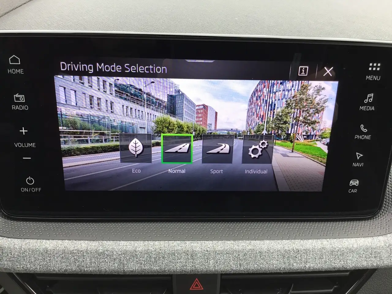 Skoda Kamiq 1.0 TSI DSG DRIVE +AHK +PANO +MATRIX +ACC +RKAM +, миниатюра 20