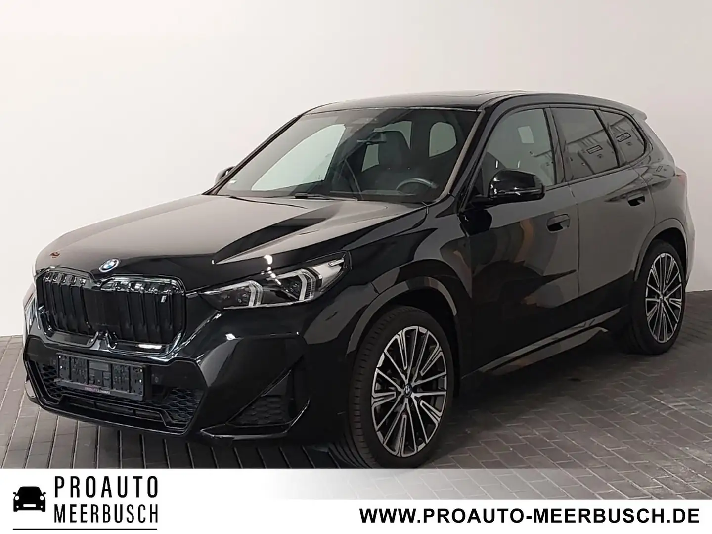 BMW iX1 30 xDrive M Sport MASSAGE/AK/MMRY/HEADUP/PANO Zwart - 1