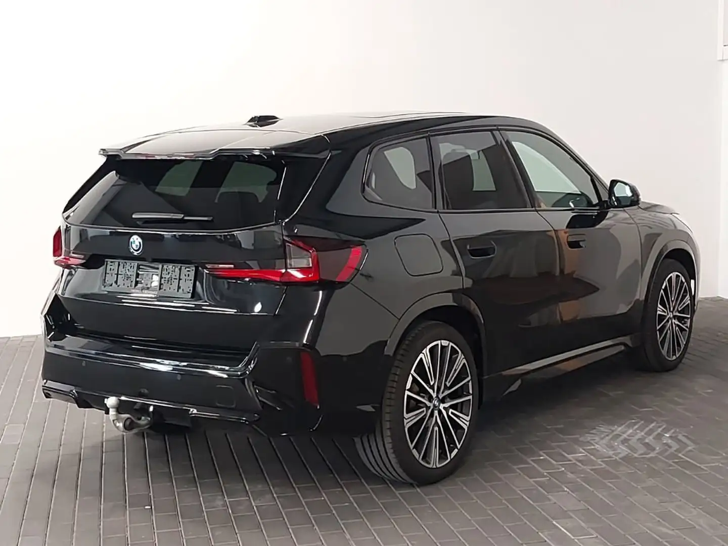 BMW iX1 30 xDrive M Sport MASSAGE/AK/MMRY/HEADUP/PANO Zwart - 2