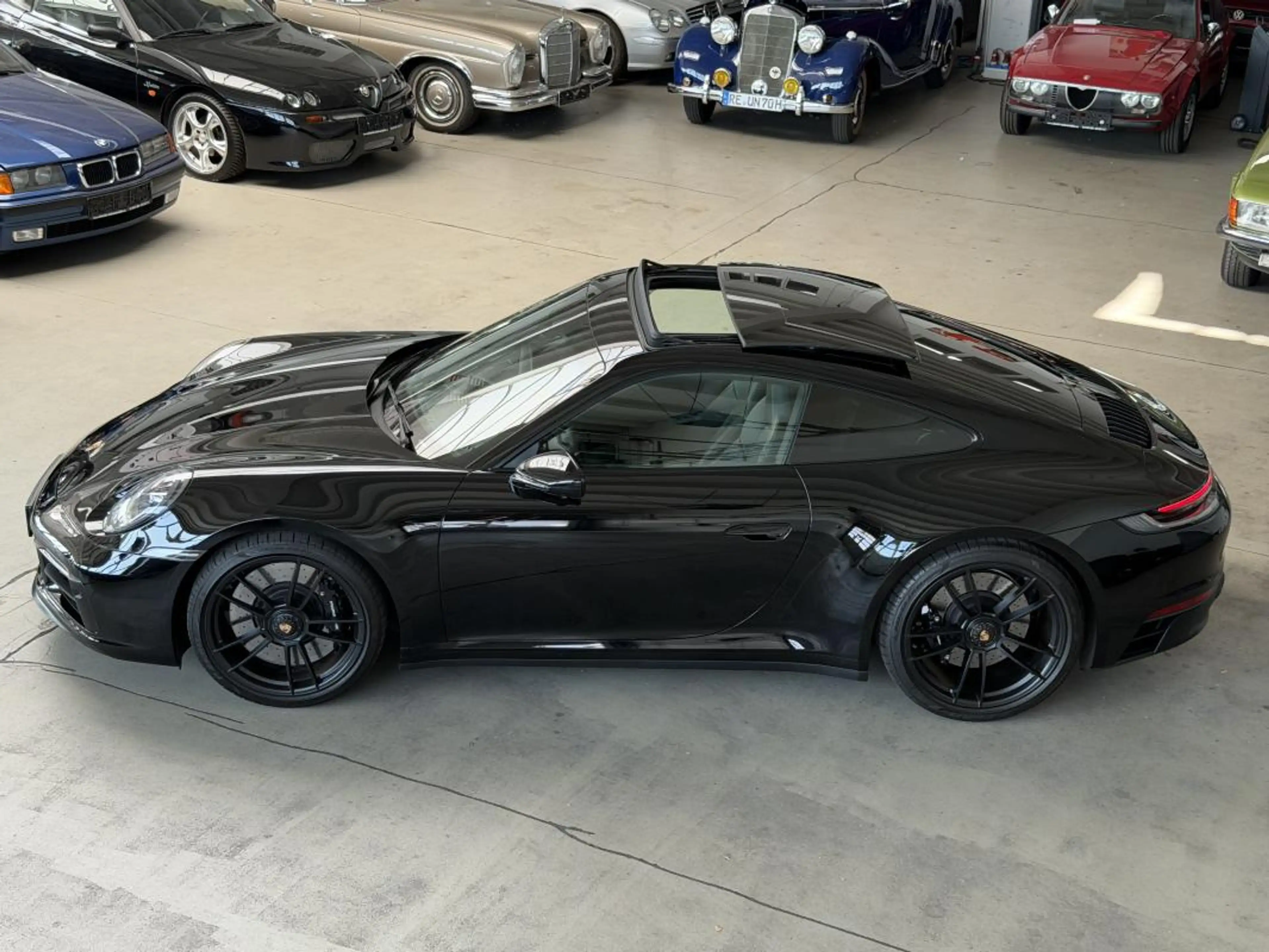 Porsche 911 Carrera 4 GTS — photo 6