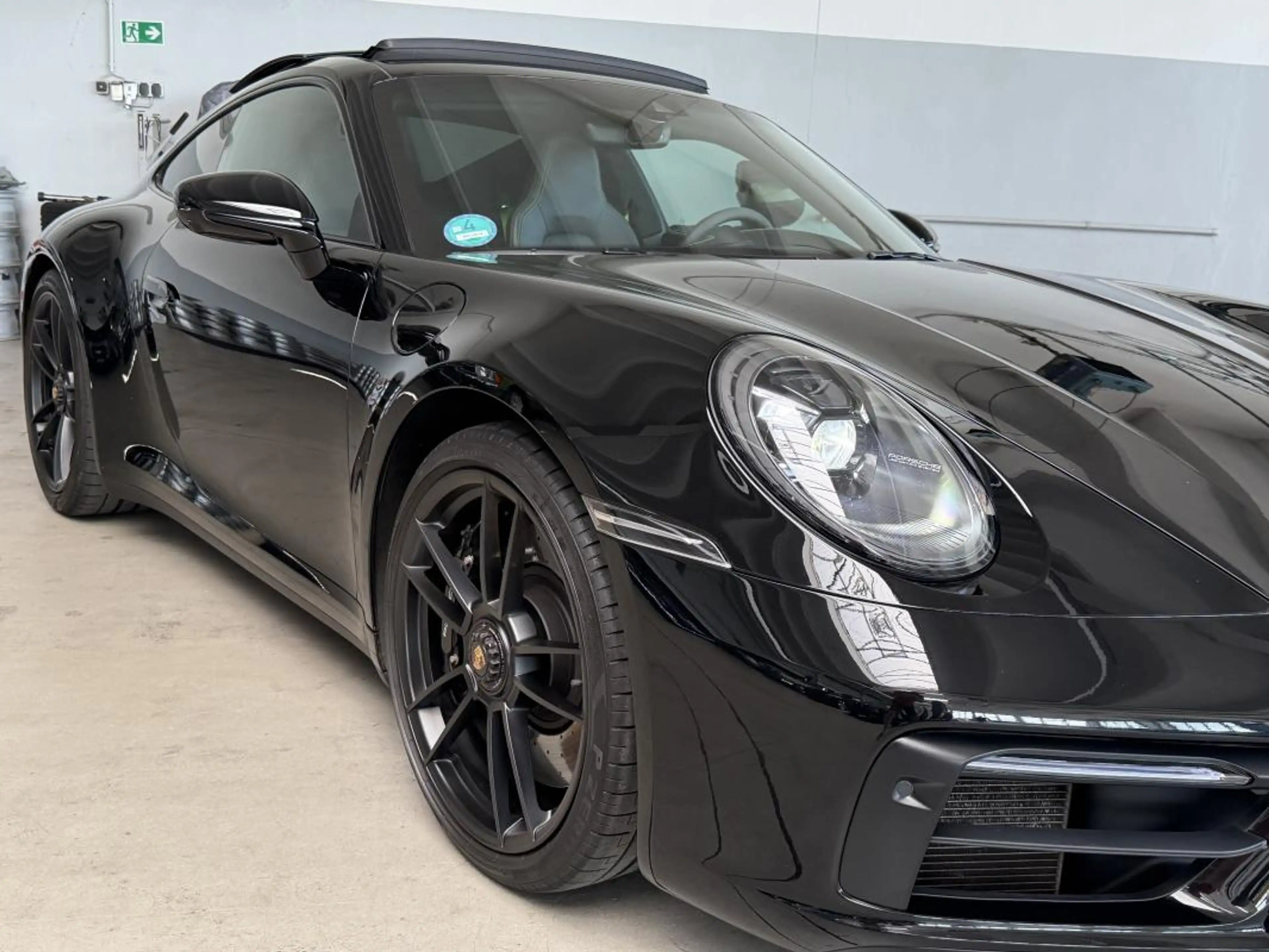 Porsche 911 Carrera 4 GTS — photo 11