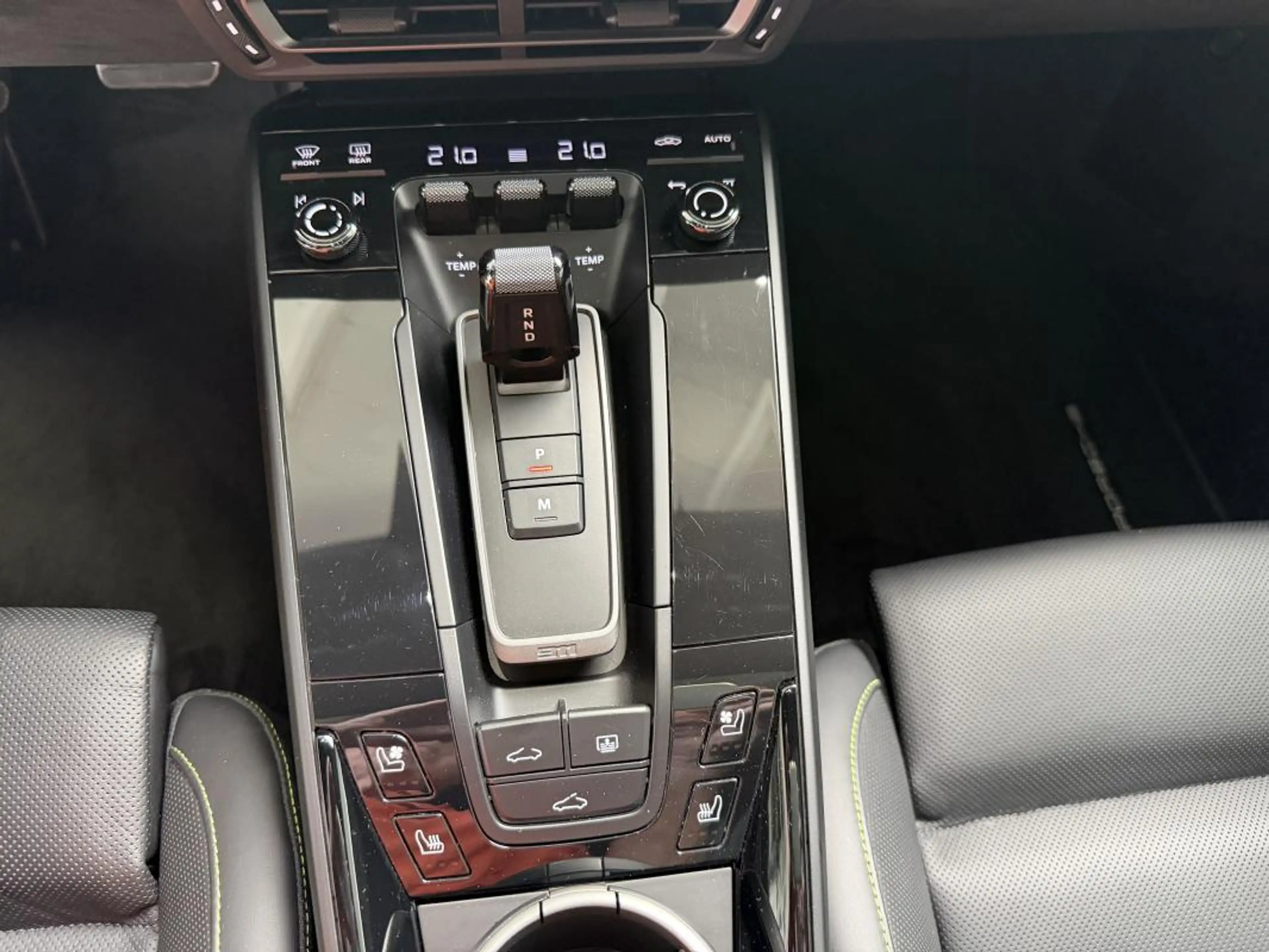Porsche 911 Carrera 4 GTS — photo 17