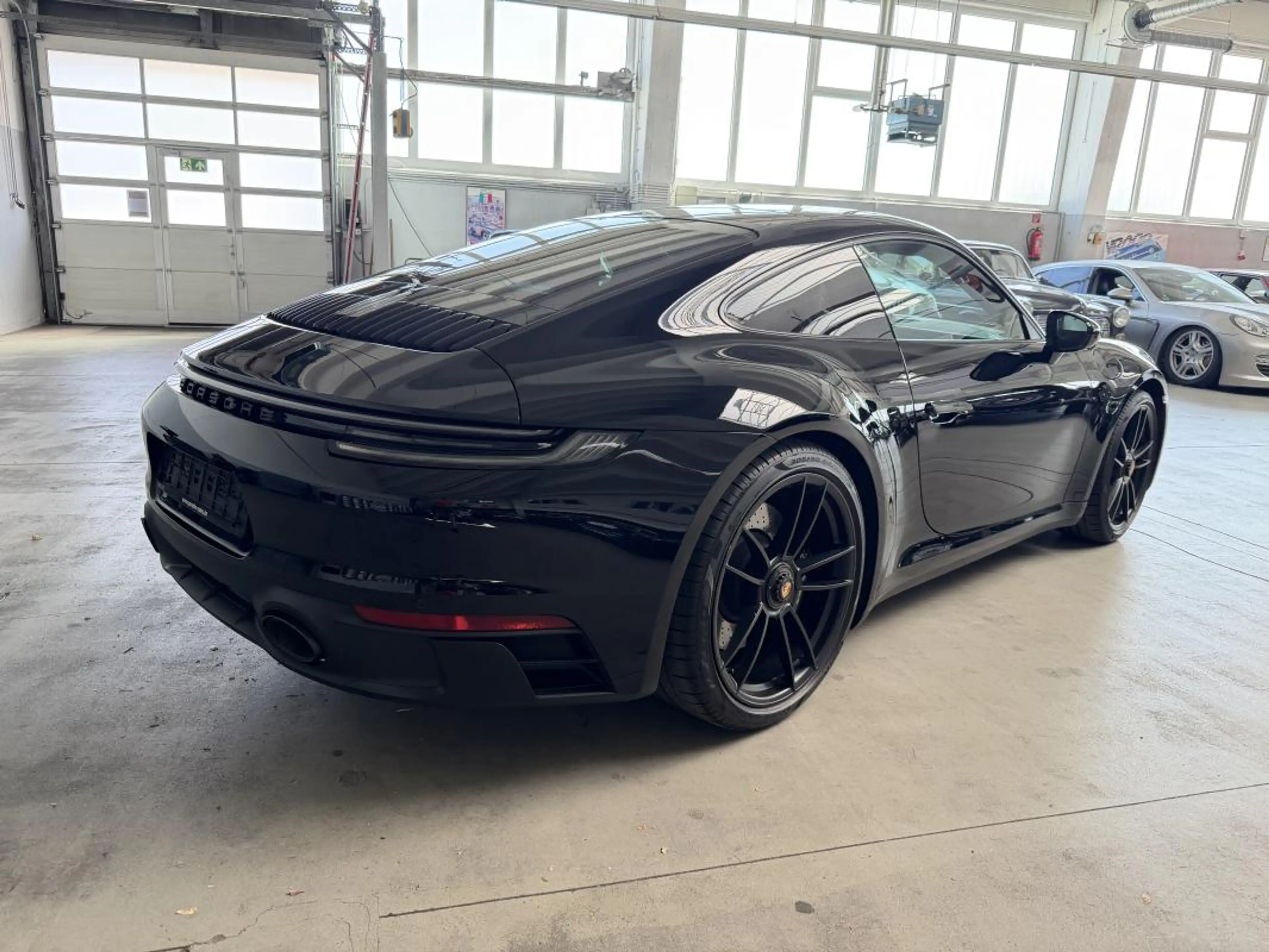 Porsche 911 Carrera 4 GTS — photo 7