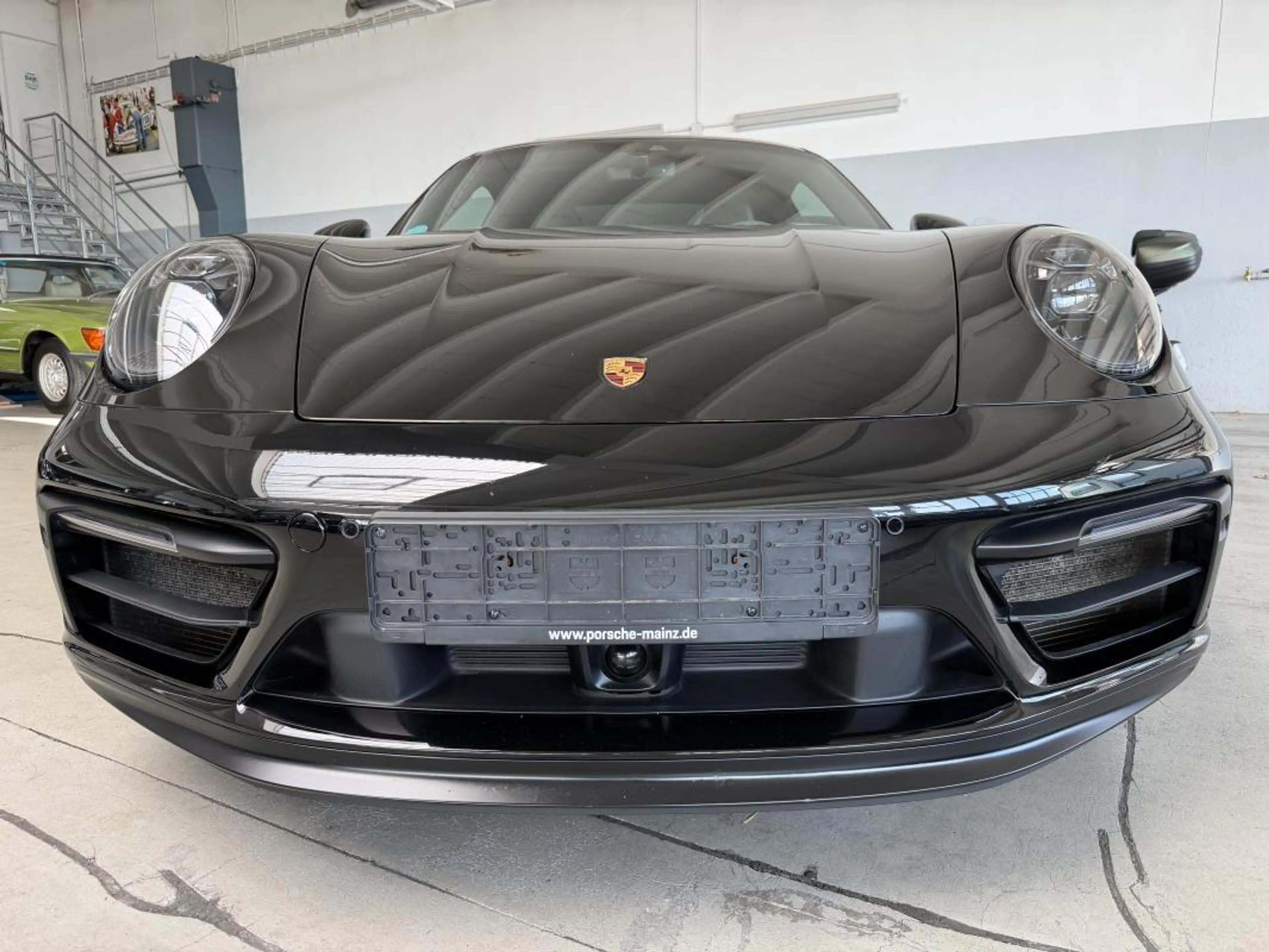 Porsche 911 Carrera 4 GTS — photo 33
