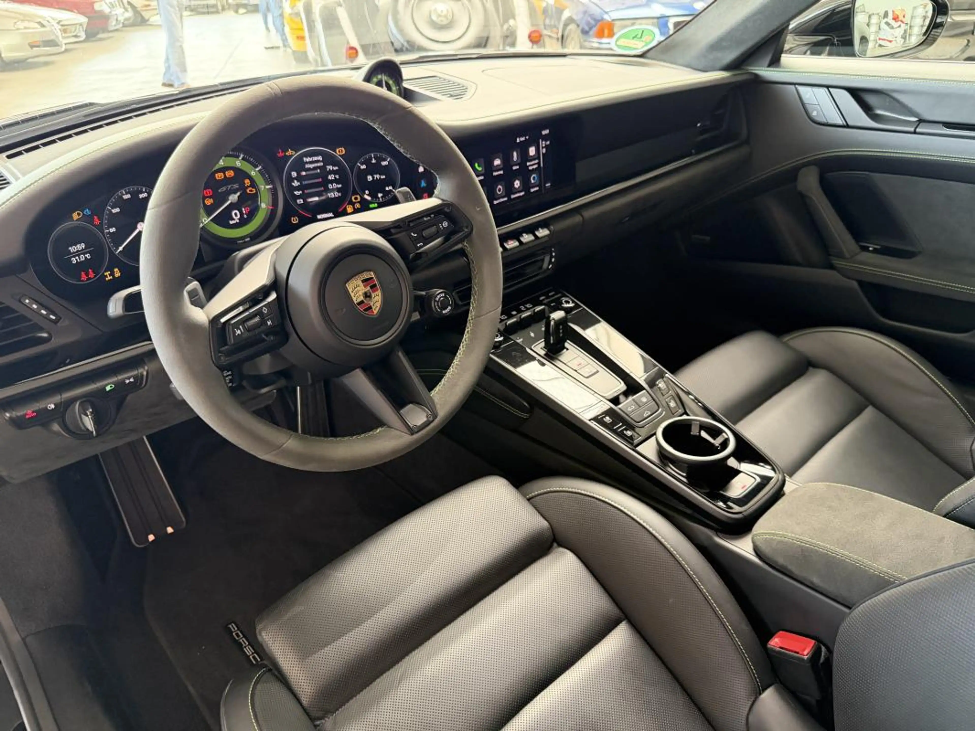 Porsche 911 Carrera 4 GTS — photo 13
