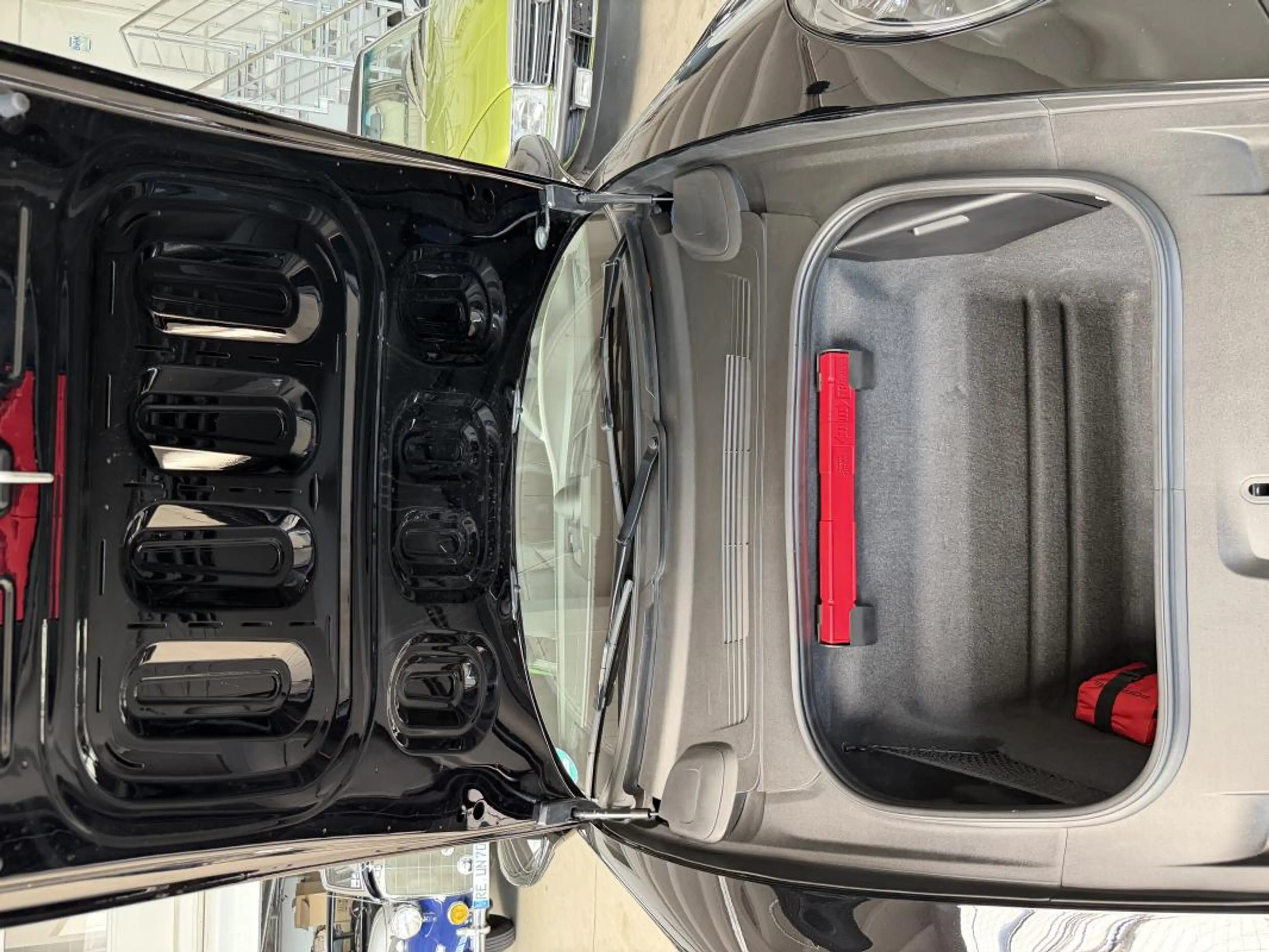 Porsche 911 Carrera 4 GTS — photo 25