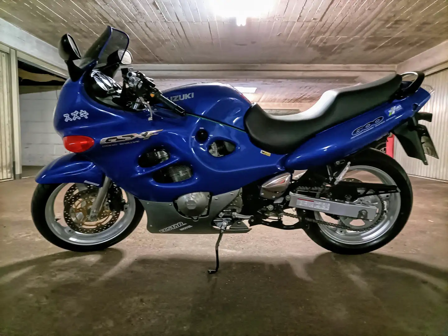 Suzuki GSX 600 F Mavi - 1