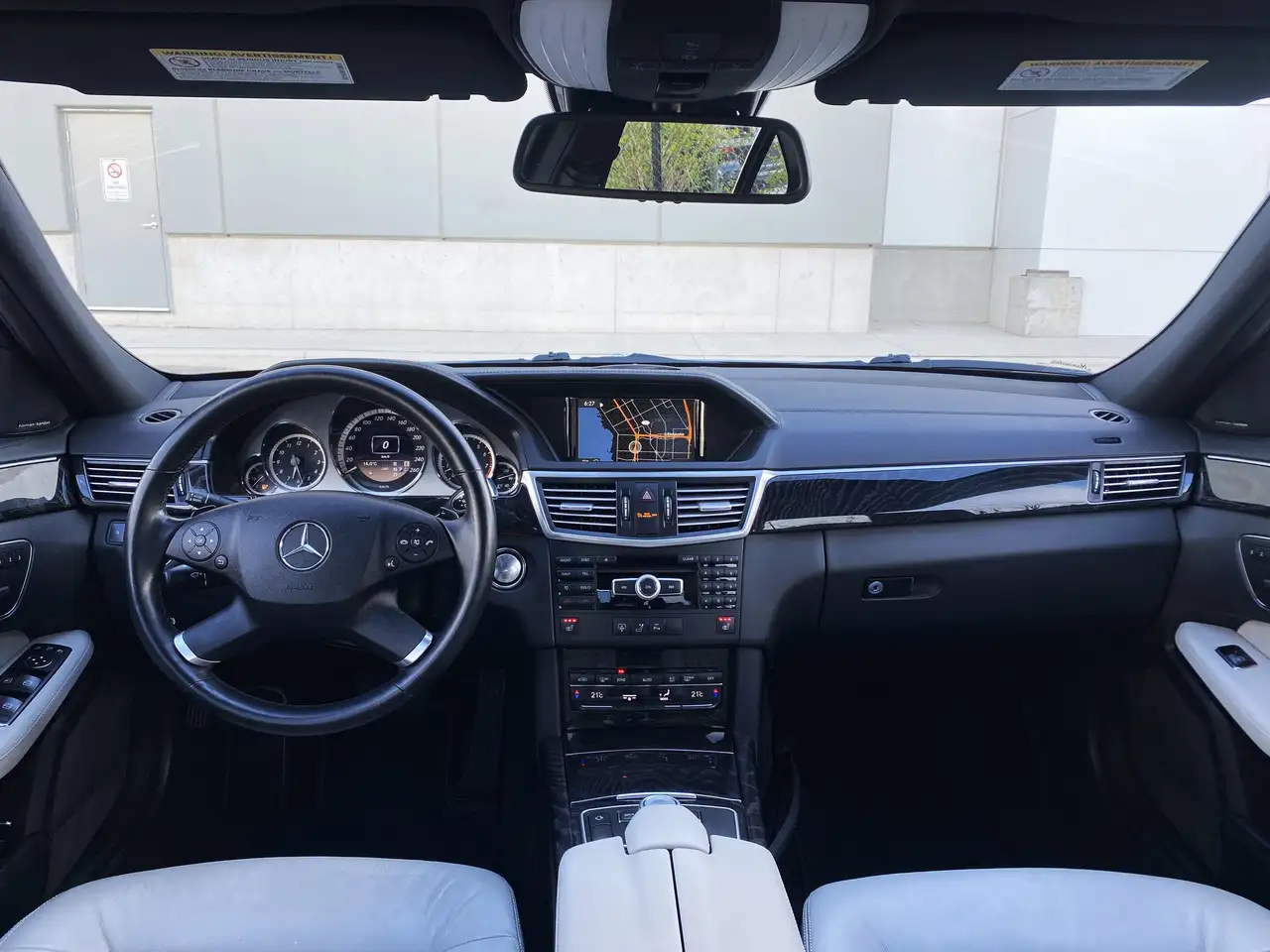Mercedes-Benz E-Class снимка Mercedes-Benz E-Class