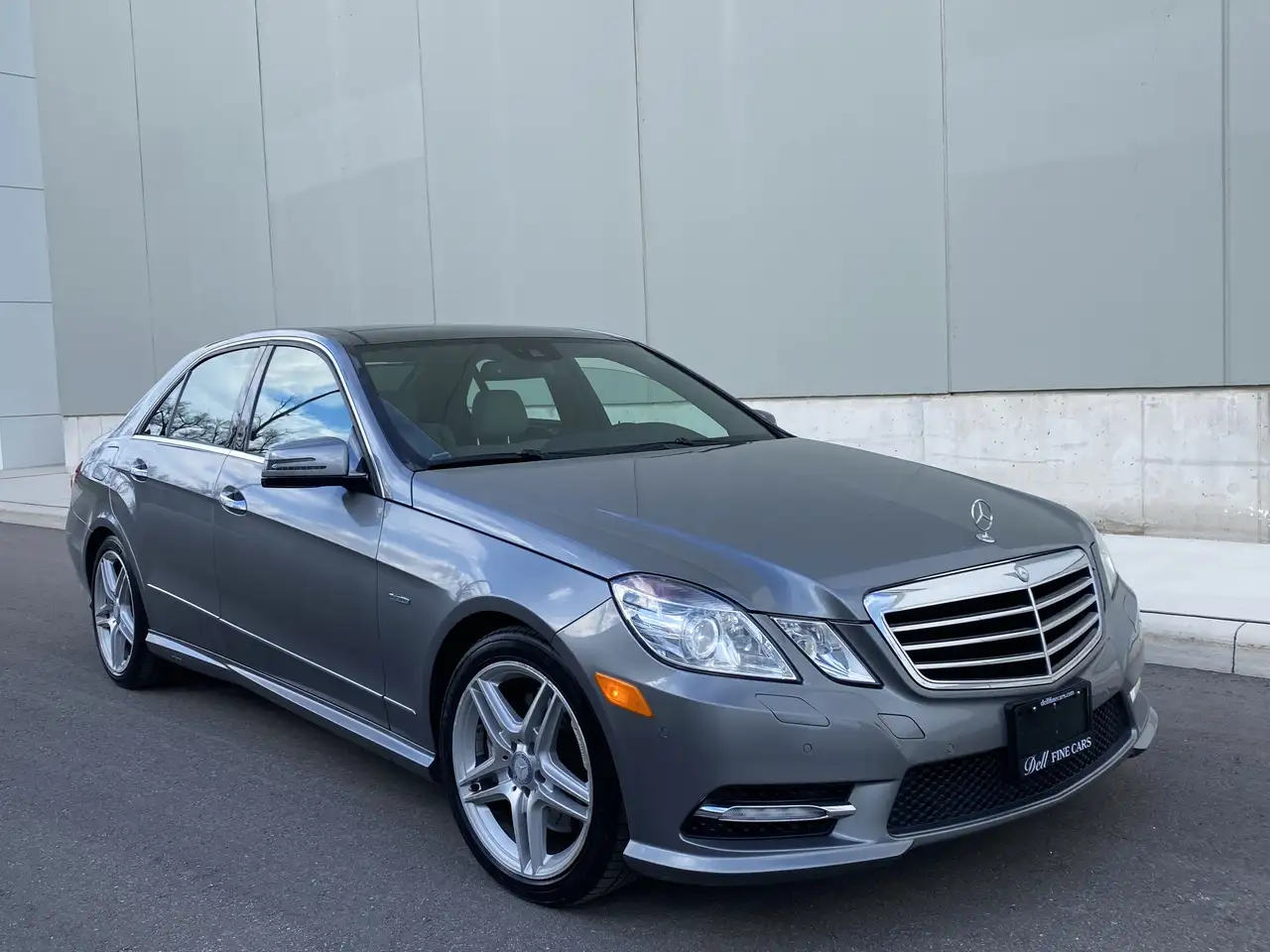 Mercedes-Benz E-Class снимка Mercedes-Benz E-Class