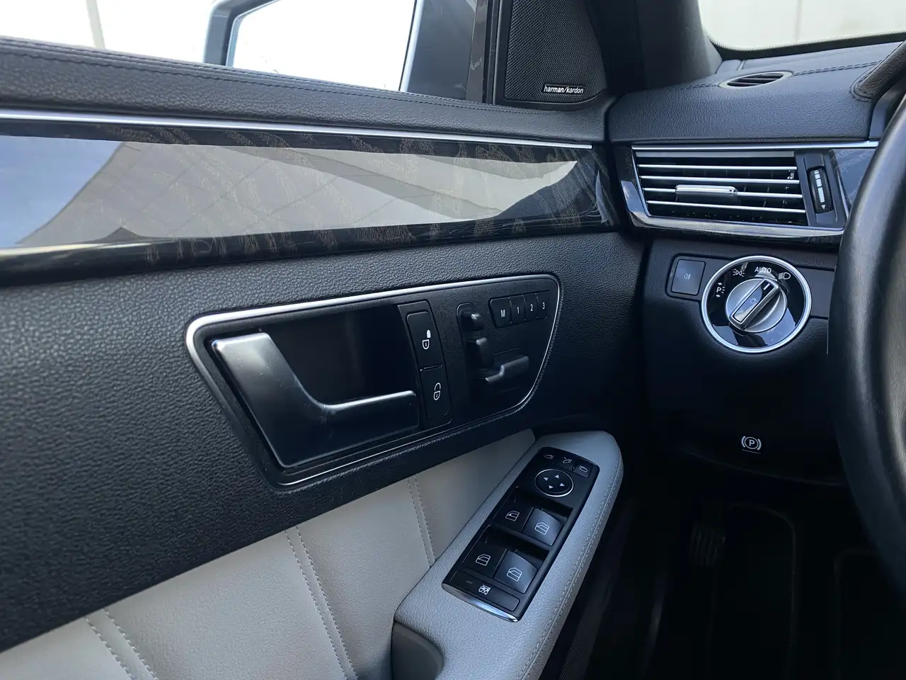 Mercedes-Benz E-Class снимка Mercedes-Benz E-Class