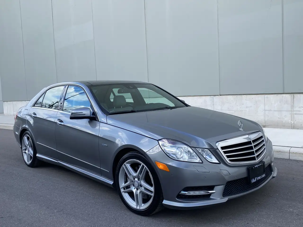 Mercedes-Benz E-Class снимка Mercedes-Benz E-Class